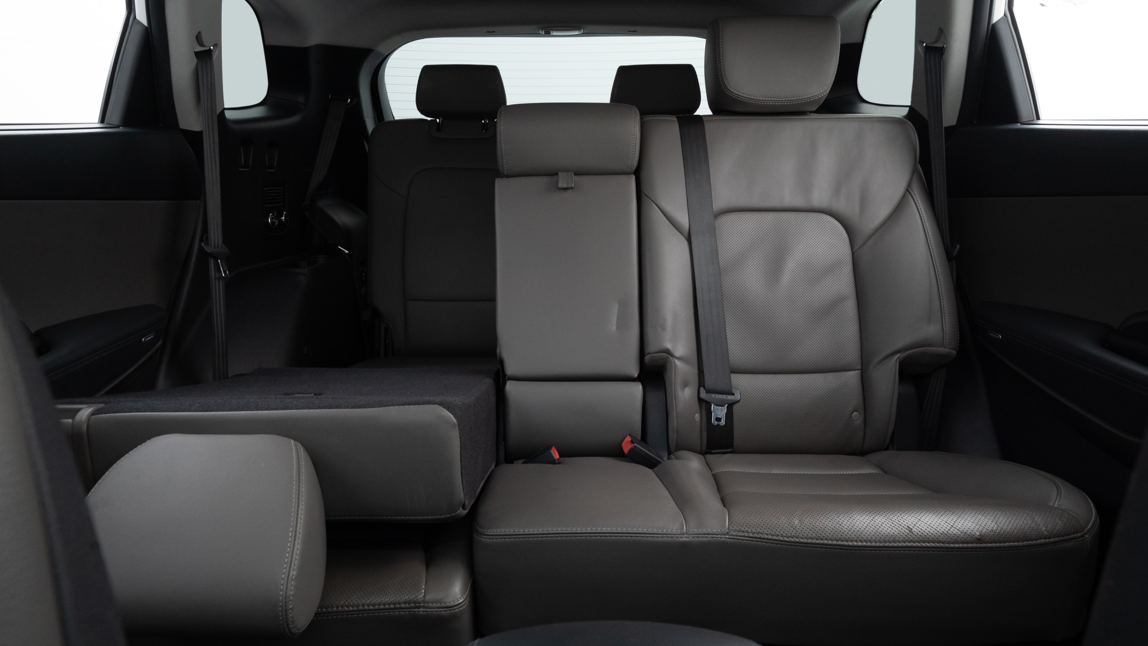 Different second-row seat configurations are shown with rear seats fully upright, a 40/20/40 split, and 50/50 rear seats.