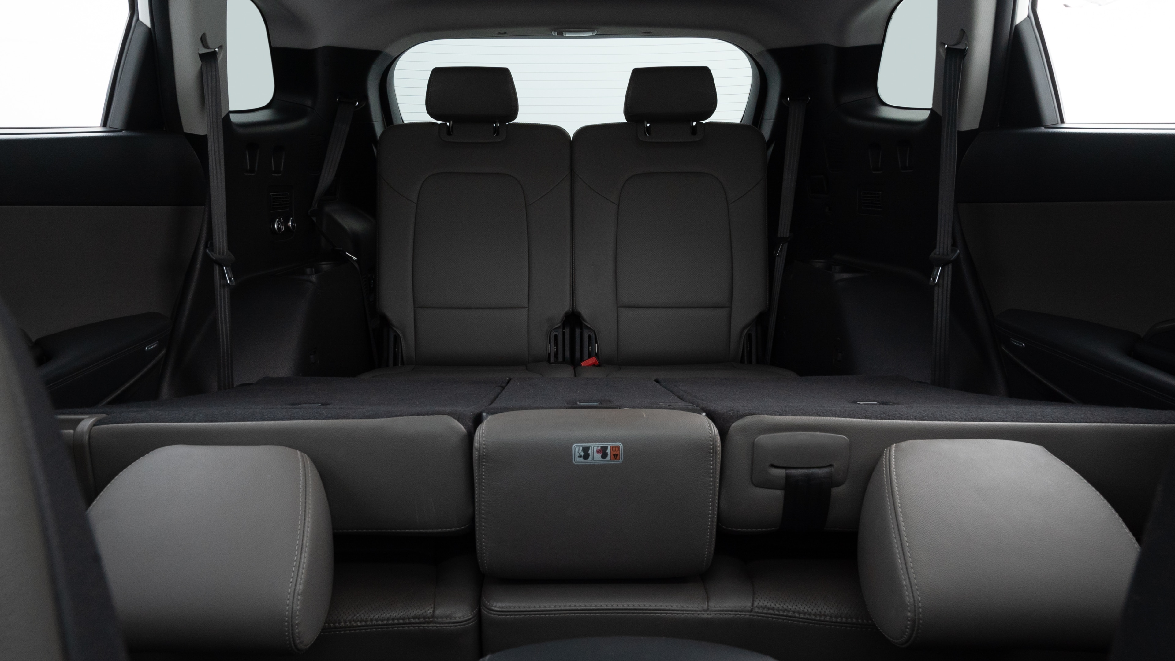 Different second-row seat configurations are shown with rear seats fully upright, a 40/20/40 split, and 50/50 rear seats.
