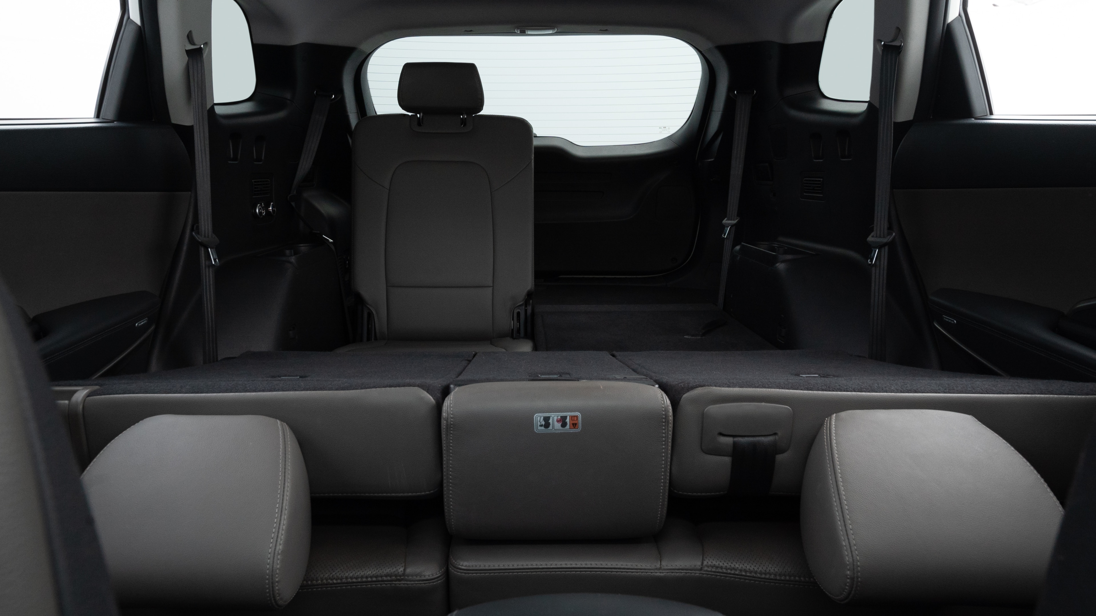 Different second-row seat configurations are shown with rear seats fully upright, a 40/20/40 split, and 50/50 rear seats.