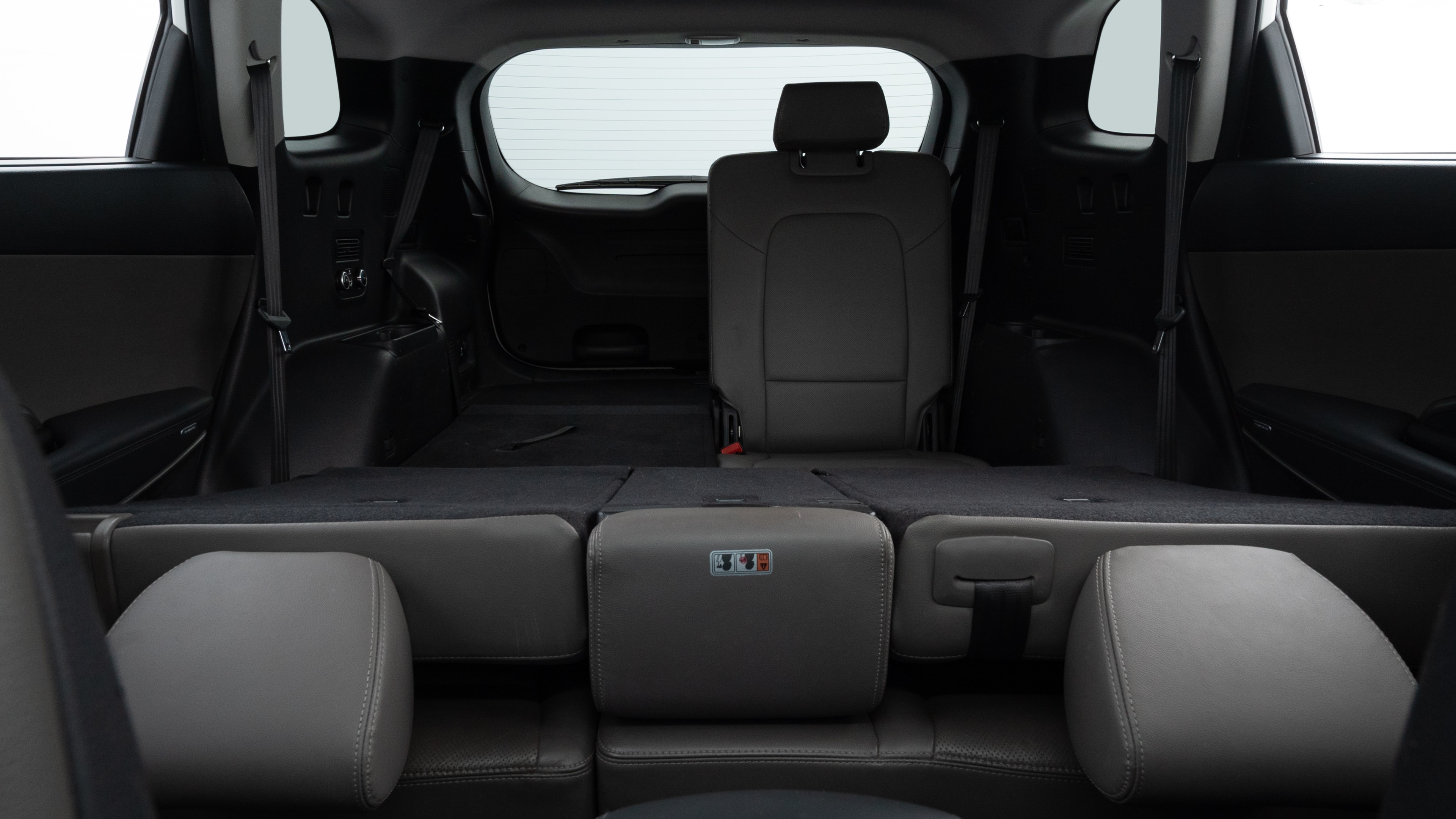 Different second-row seat configurations are shown with rear seats fully upright, a 40/20/40 split, and 50/50 rear seats.