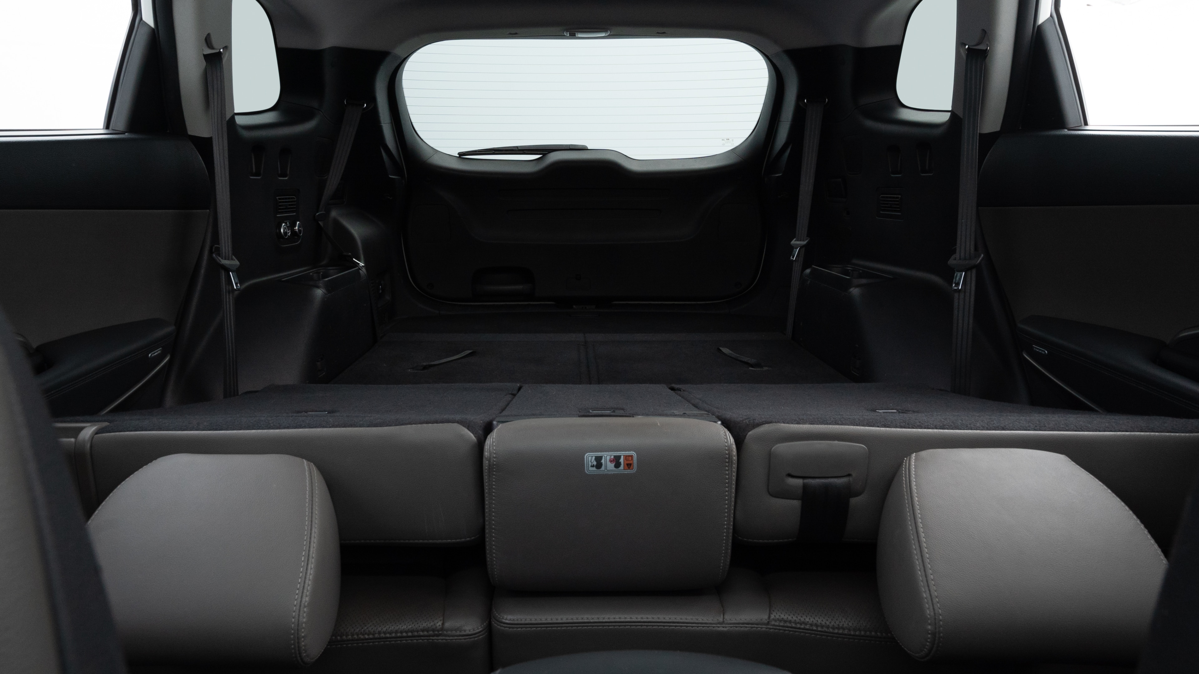 Different second-row seat configurations are shown with rear seats fully upright, a 40/20/40 split, and 50/50 rear seats.