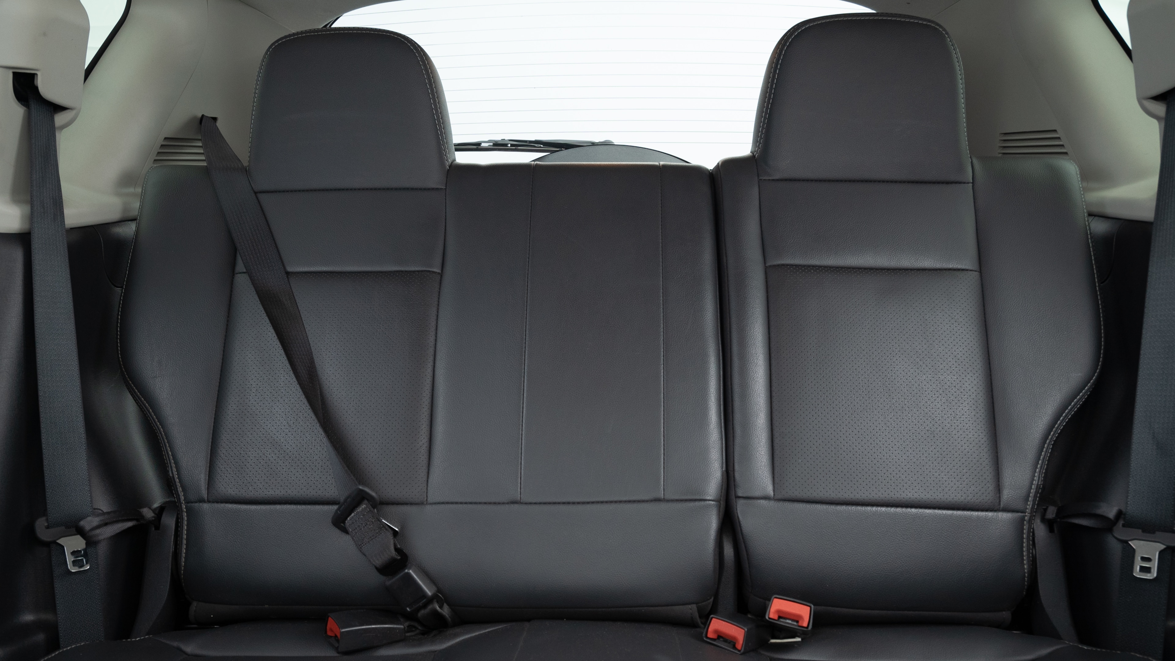 Different second-row seat configurations are shown with rear seats fully upright, a 60/40 split, and full-flat rear seats.