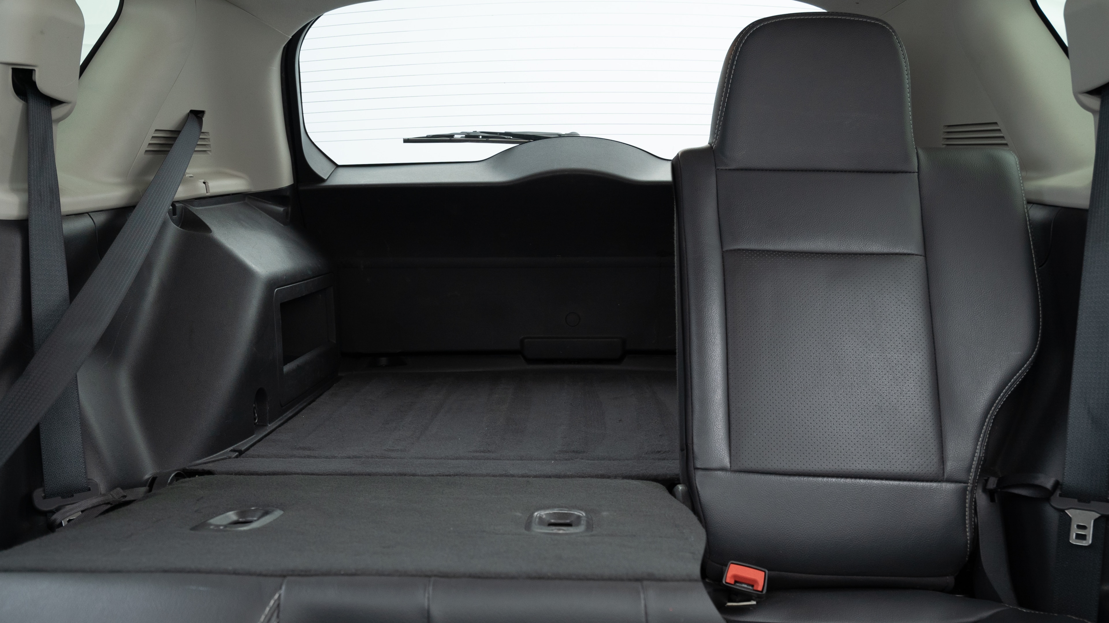 Different second-row seat configurations are shown with rear seats fully upright, a 60/40 split, and full-flat rear seats.