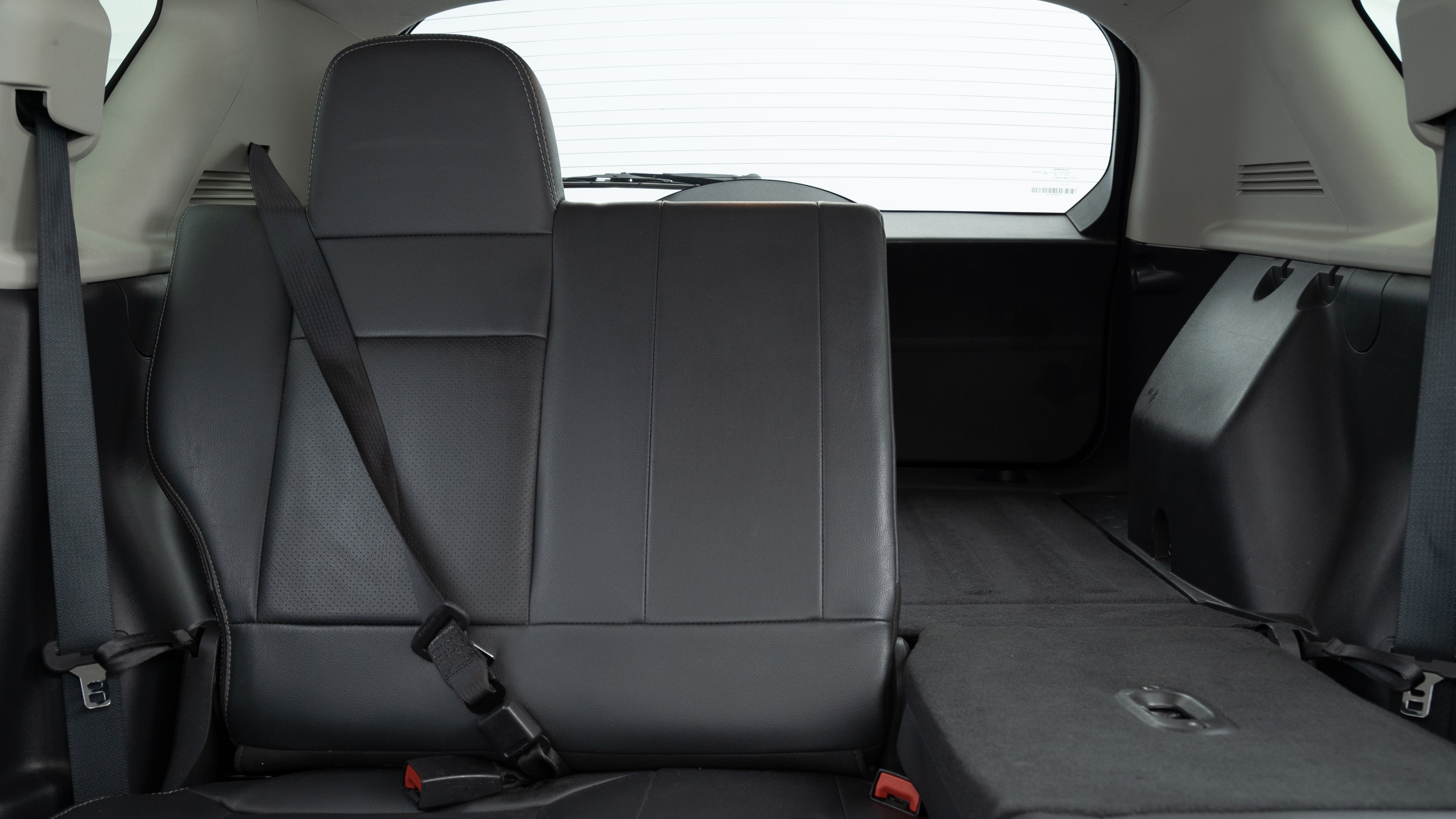 Different second-row seat configurations are shown with rear seats fully upright, a 60/40 split, and full-flat rear seats.