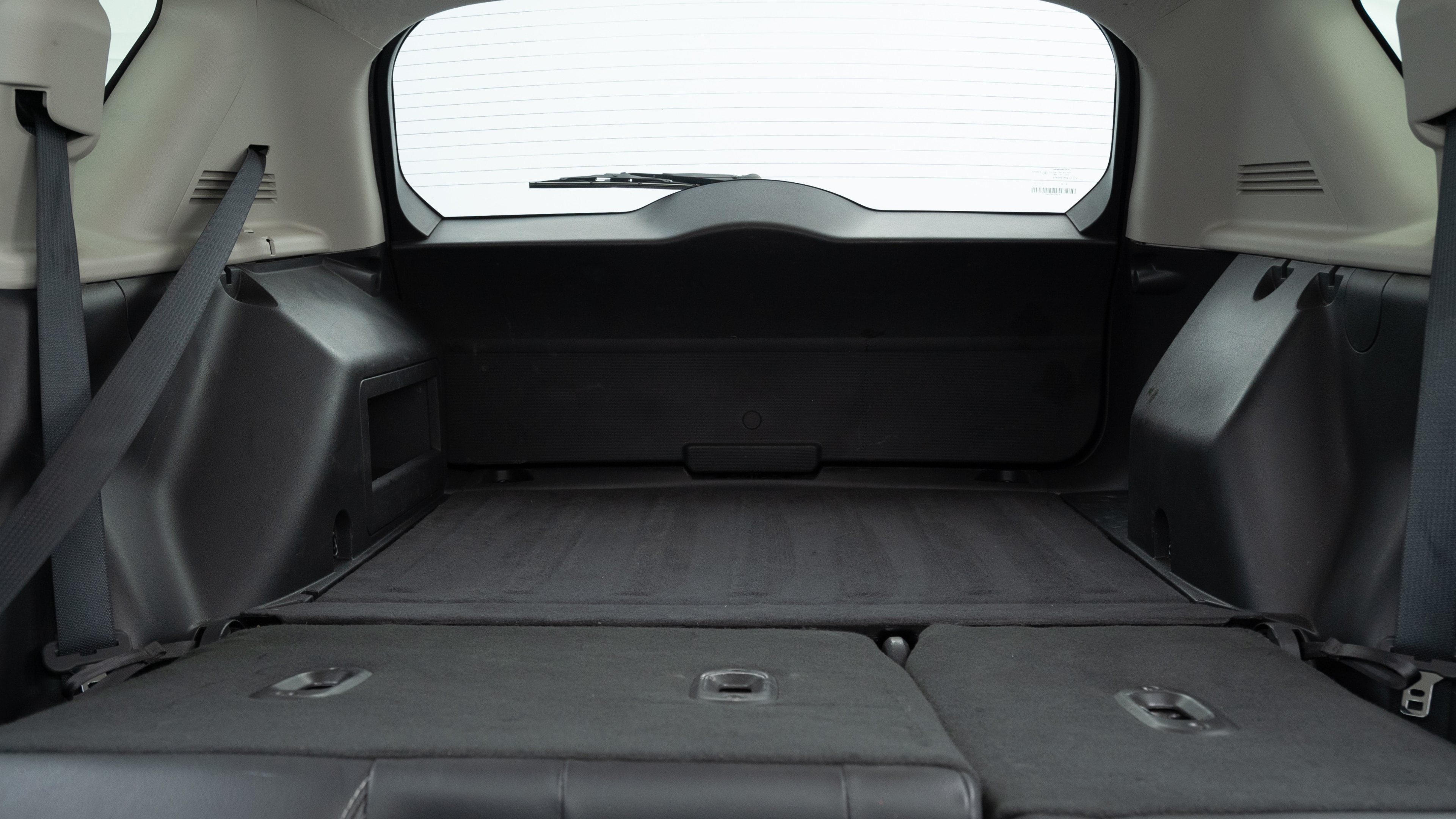 Different second-row seat configurations are shown with rear seats fully upright, a 60/40 split, and full-flat rear seats.