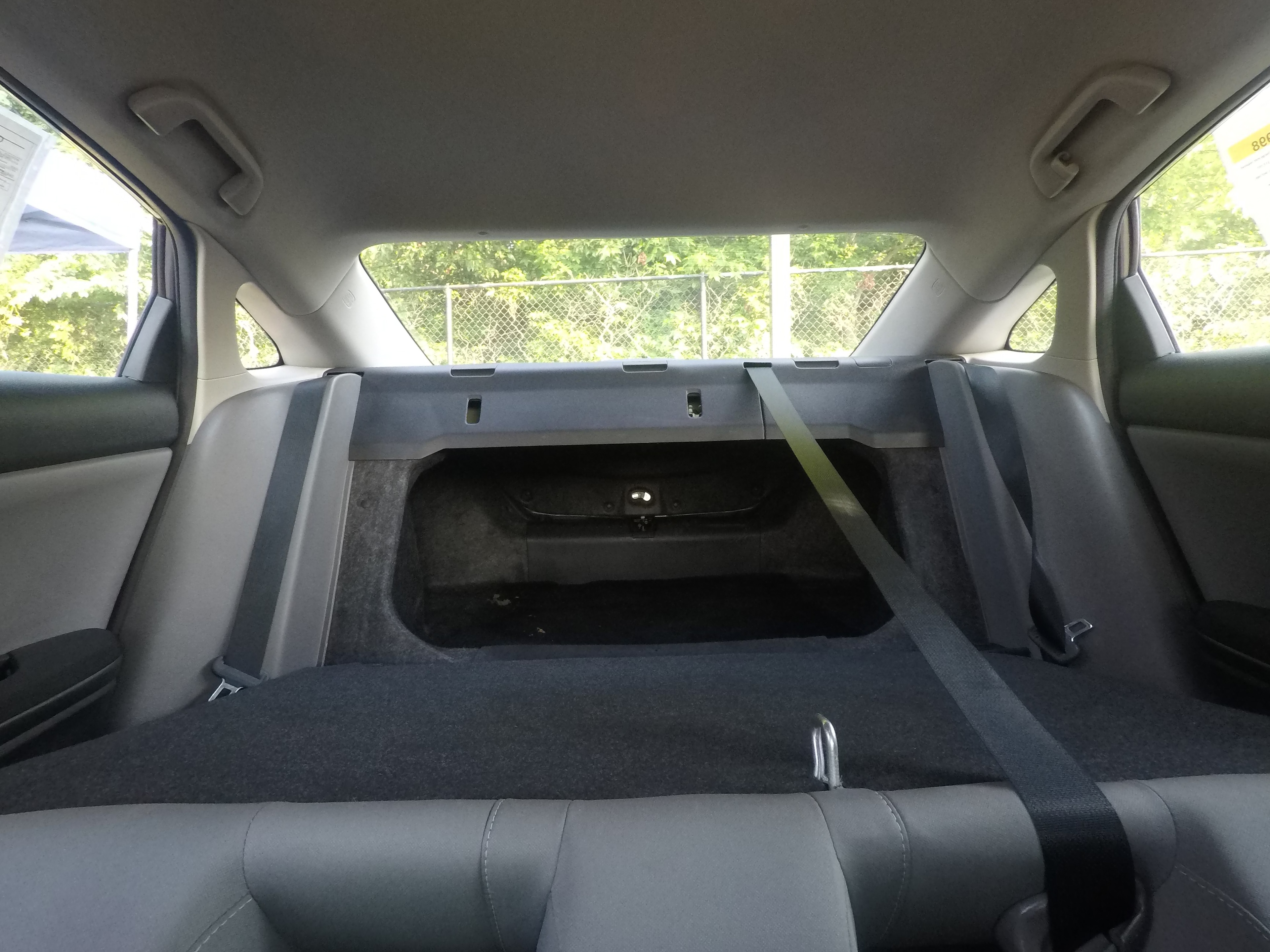 Different second-row seat configurations are shown with rear seats fully upright and full-flat rear seats.