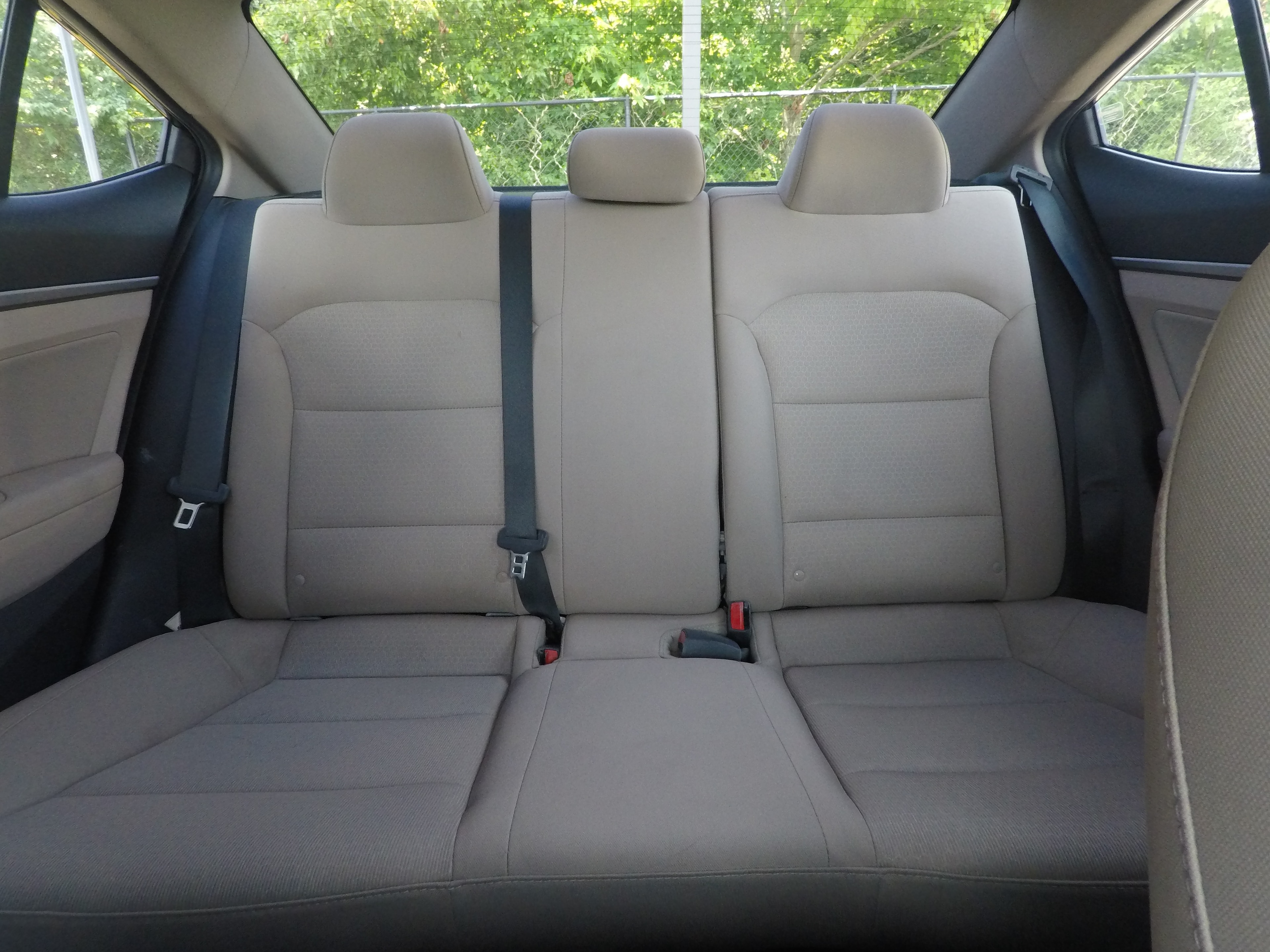 Different second-row seat configurations are shown with rear seats fully upright, a 60/40 split, and full-flat rear seats.