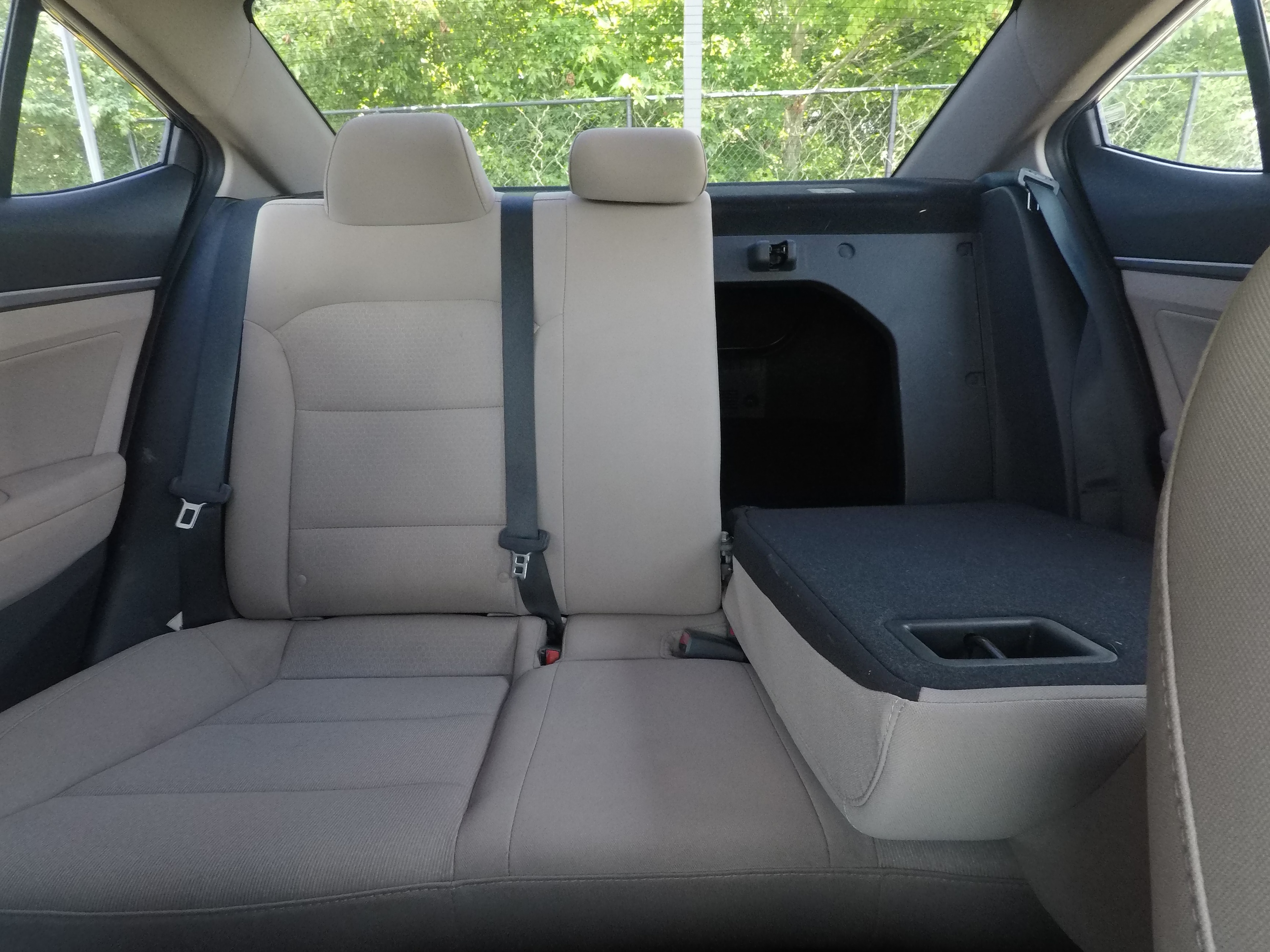 Different second-row seat configurations are shown with rear seats fully upright, a 60/40 split, and full-flat rear seats.