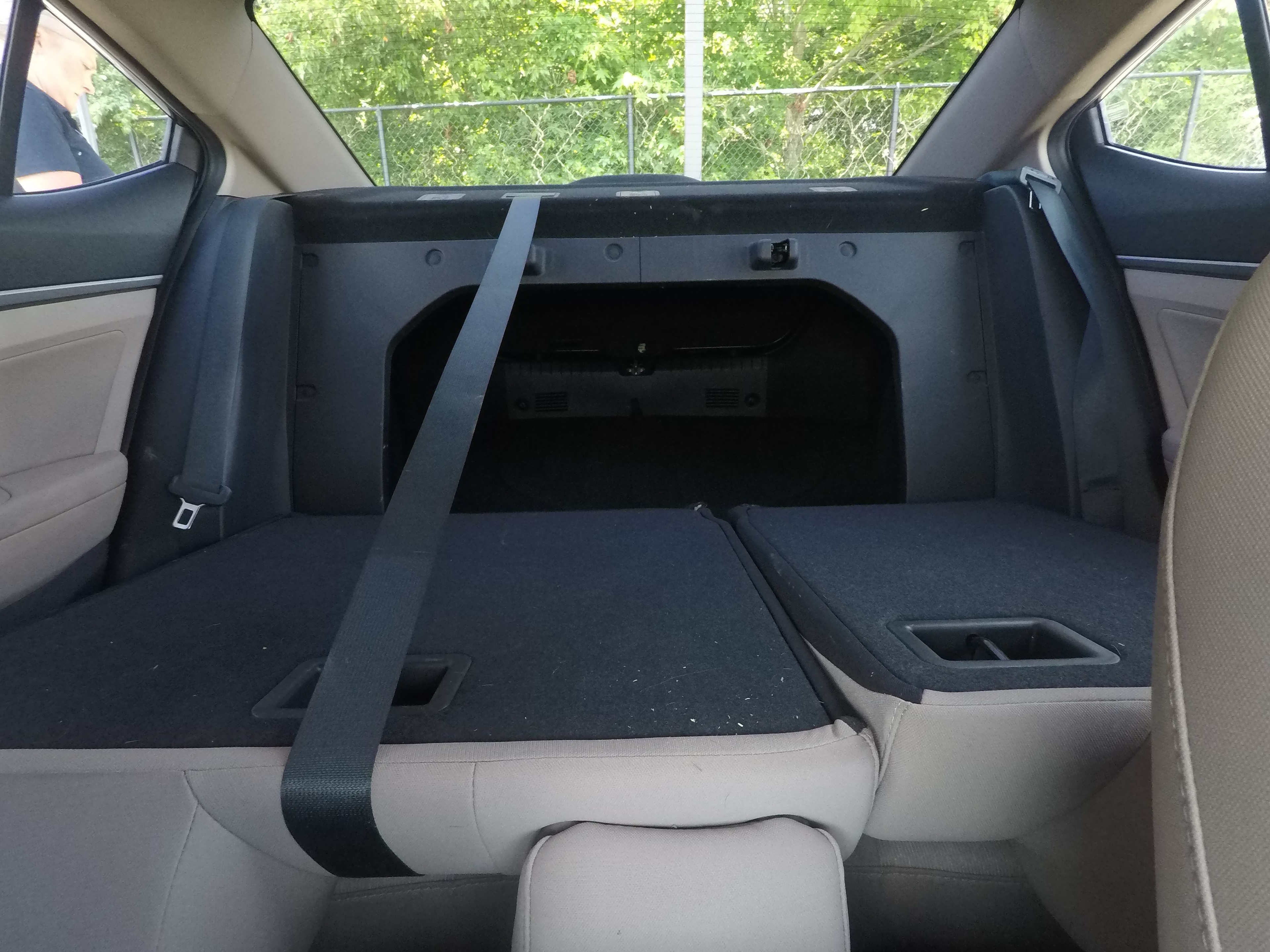 Different second-row seat configurations are shown with rear seats fully upright, a 60/40 split, and full-flat rear seats.