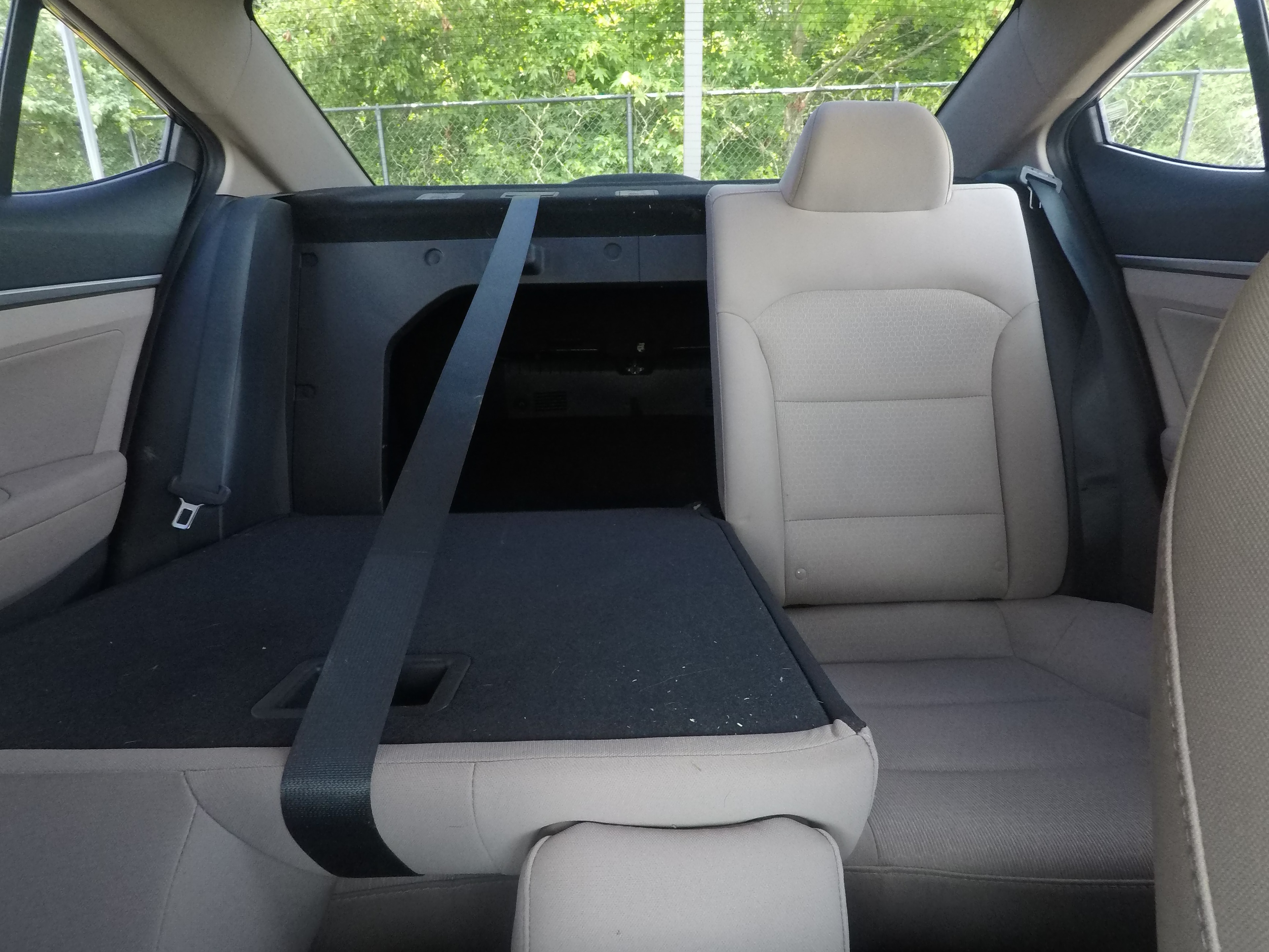 Different second-row seat configurations are shown with rear seats fully upright, a 60/40 split, and full-flat rear seats.