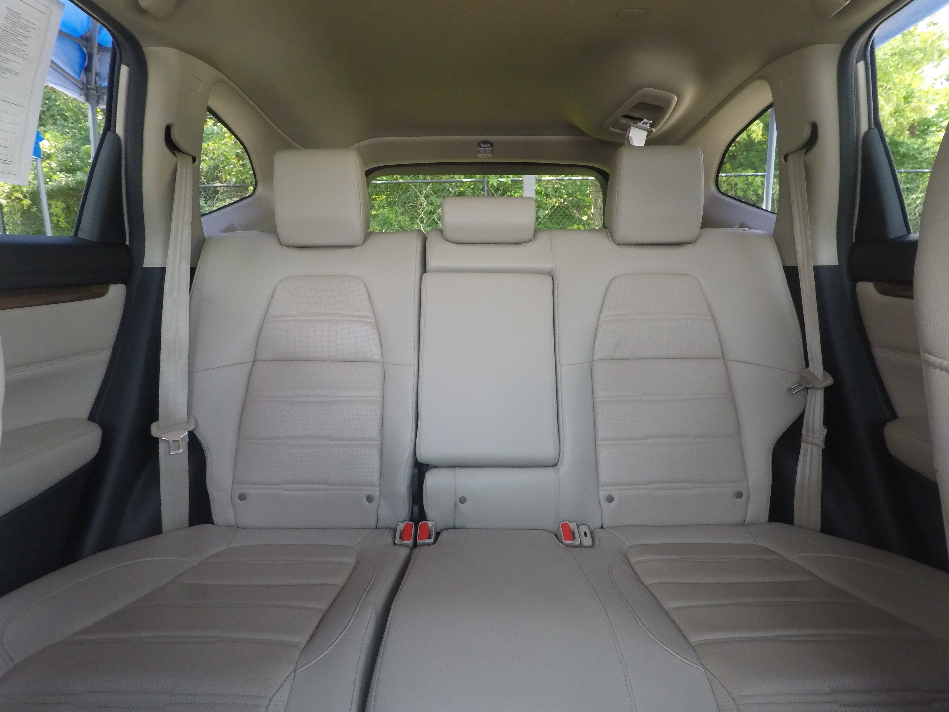 Different second-row seat configurations are shown with rear seats fully upright, a 60/40 split, and full-flat rear seats.