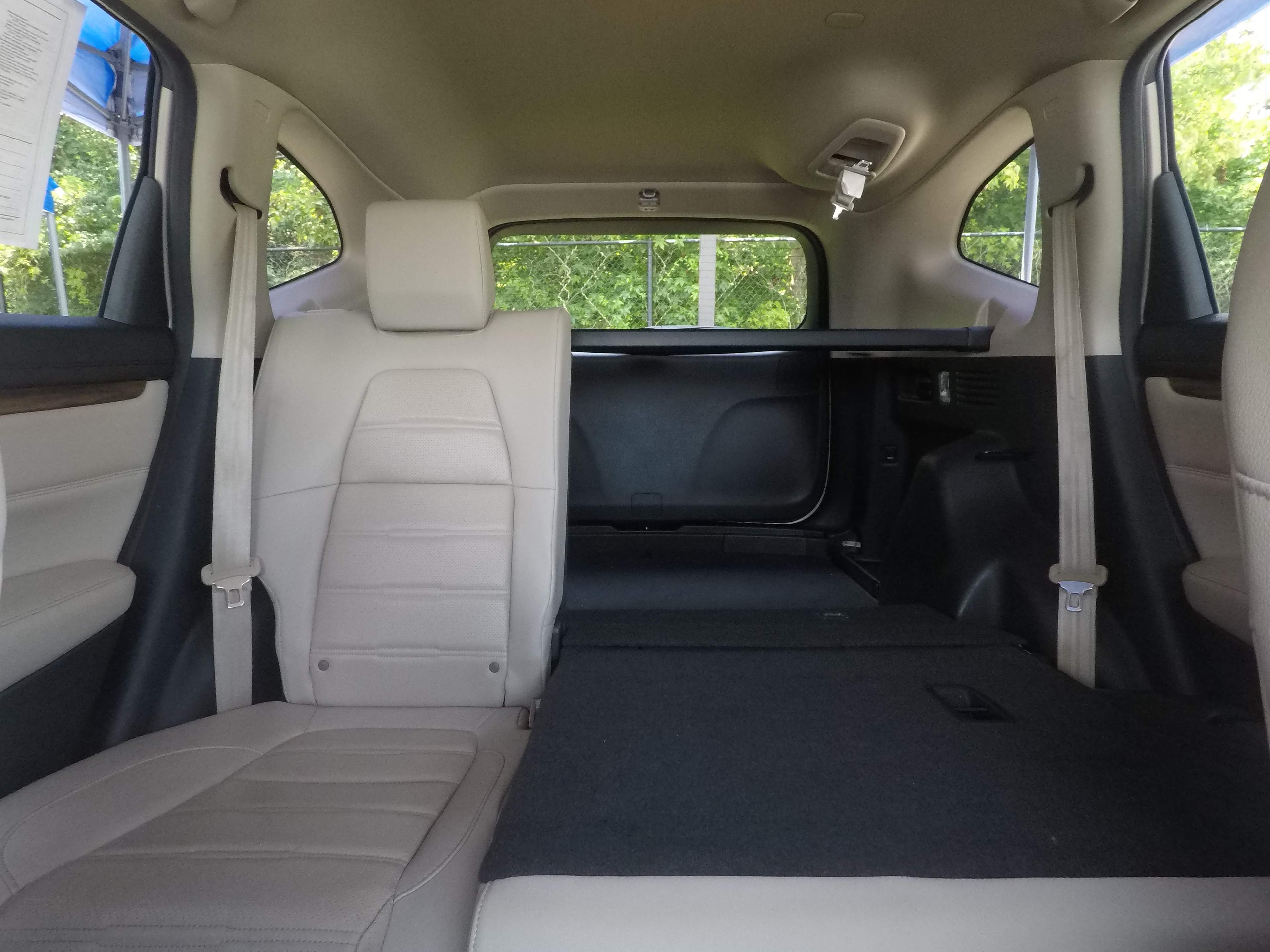 Different second-row seat configurations are shown with rear seats fully upright, a 60/40 split, and full-flat rear seats.