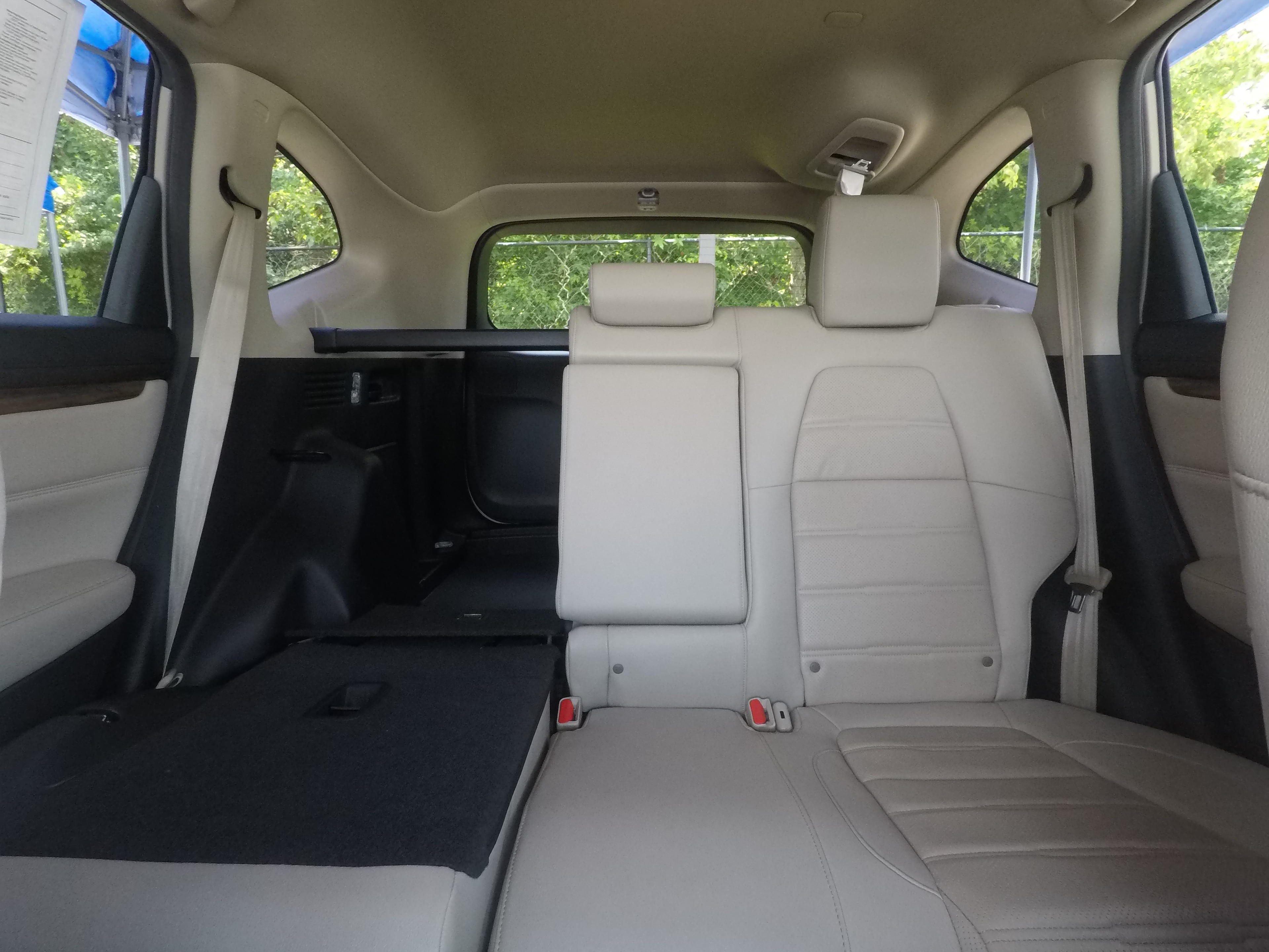 Different second-row seat configurations are shown with rear seats fully upright, a 60/40 split, and full-flat rear seats.
