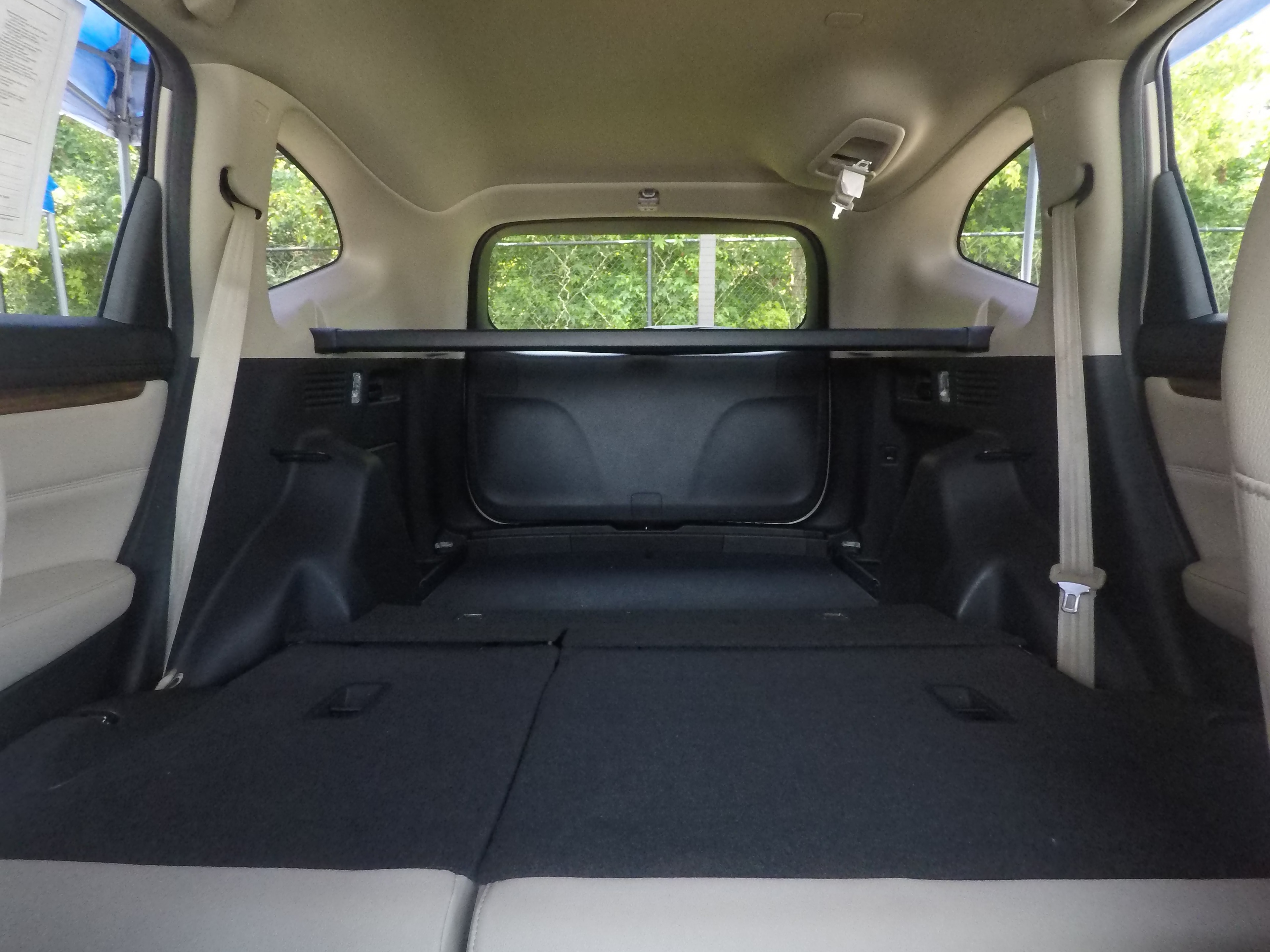 Different second-row seat configurations are shown with rear seats fully upright, a 60/40 split, and full-flat rear seats.