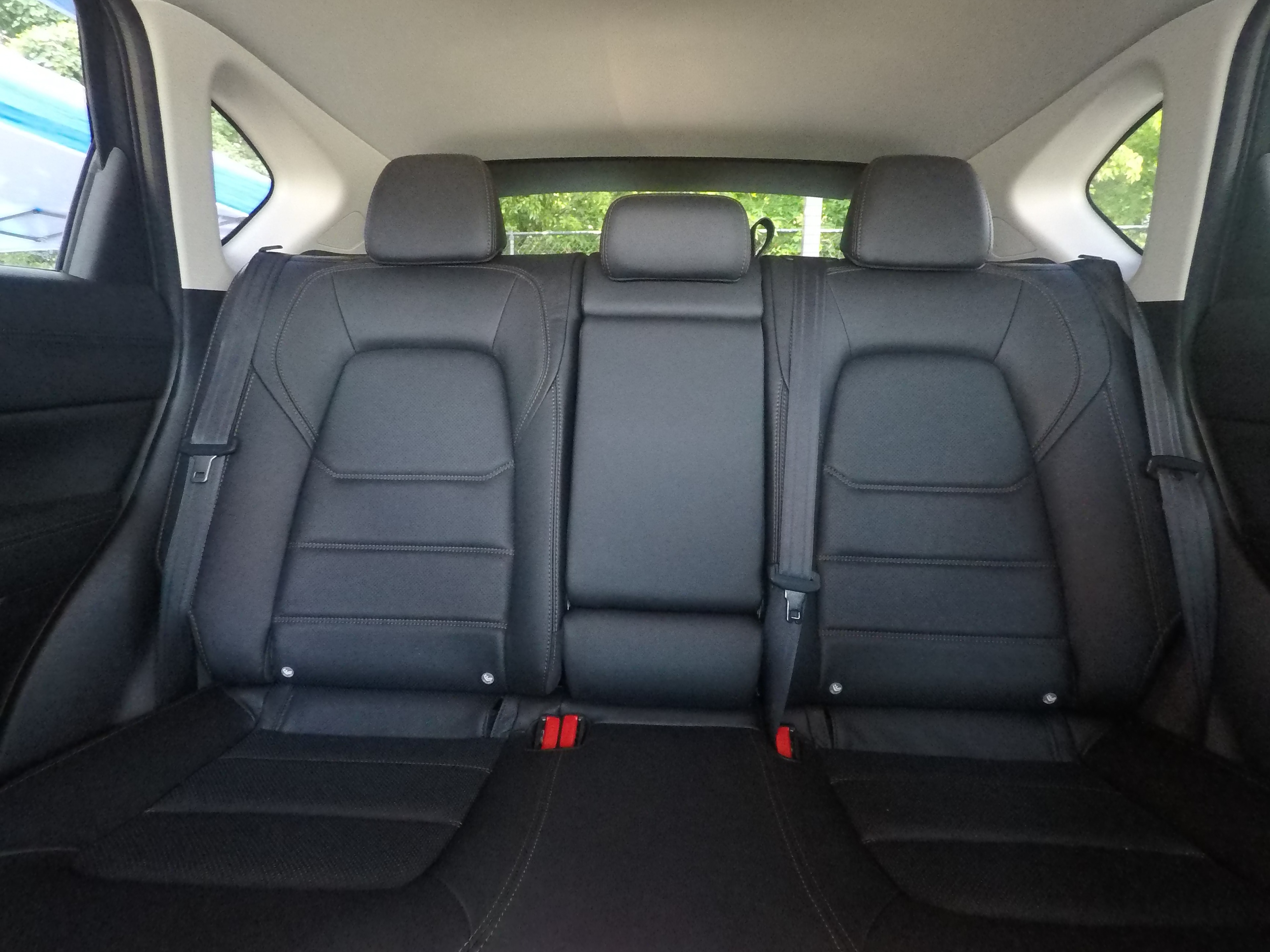Different second-row seat configurations are shown with rear seats fully upright, a 60/40 split, and full-flat rear seats.