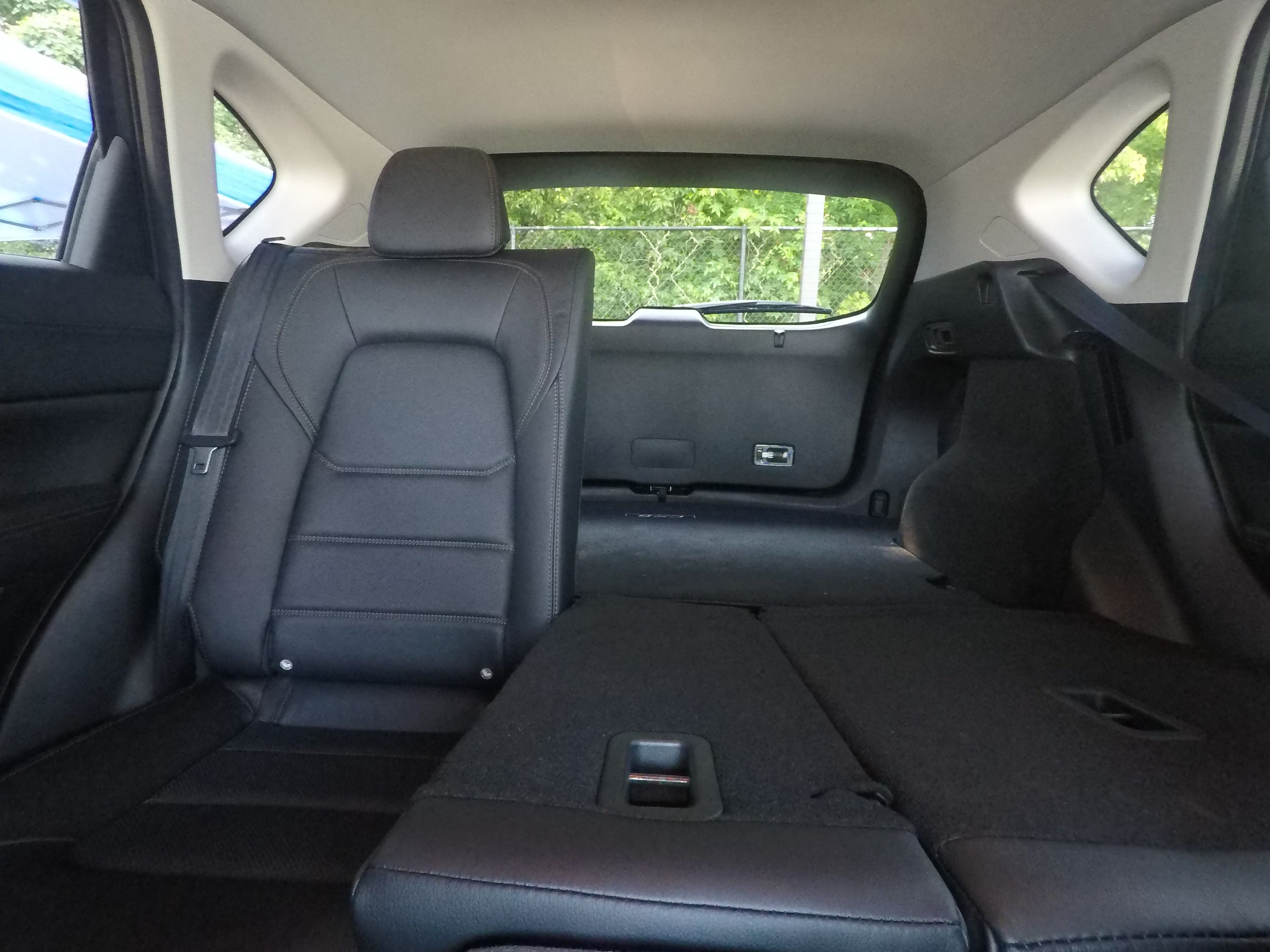 Different second-row seat configurations are shown with rear seats fully upright, a 60/40 split, and full-flat rear seats.