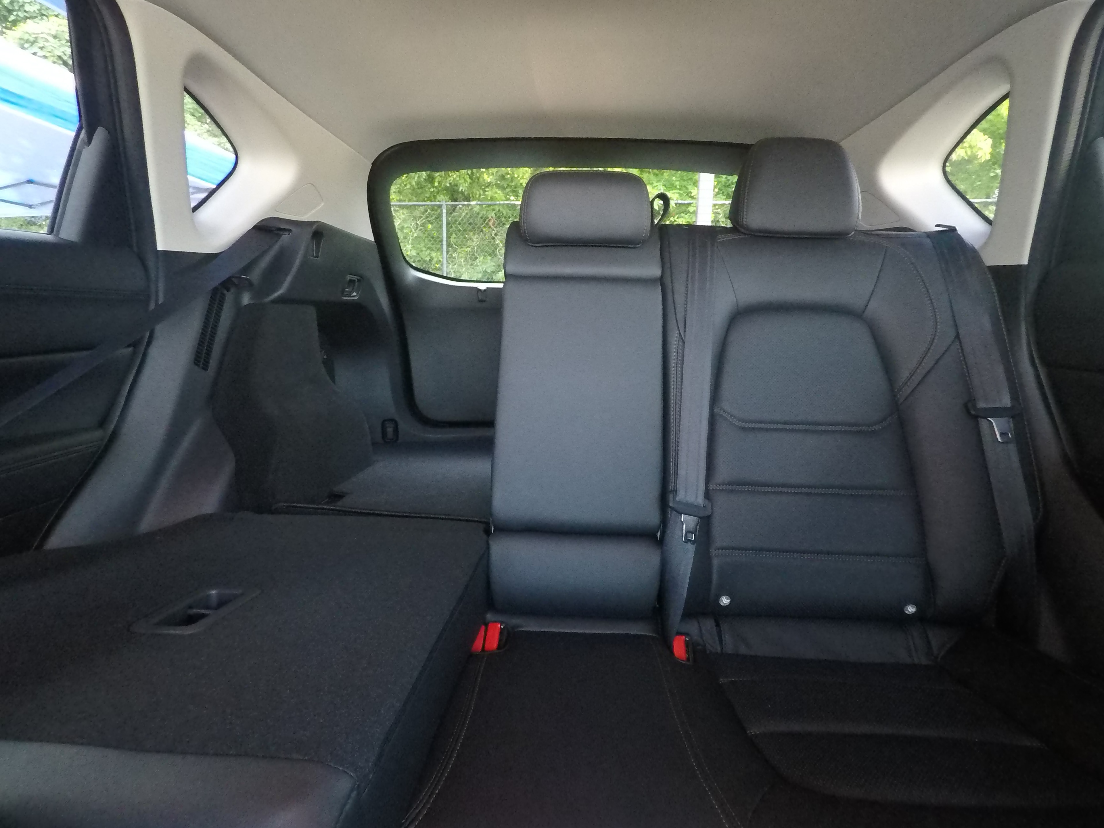 Different second-row seat configurations are shown with rear seats fully upright, a 60/40 split, and full-flat rear seats.
