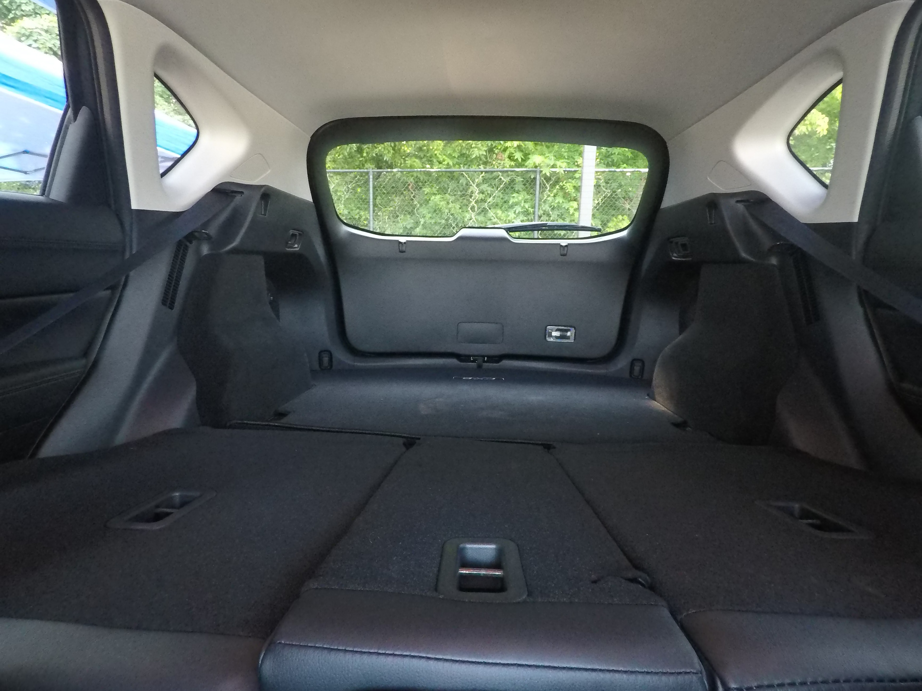 Different second-row seat configurations are shown with rear seats fully upright, a 60/40 split, and full-flat rear seats.