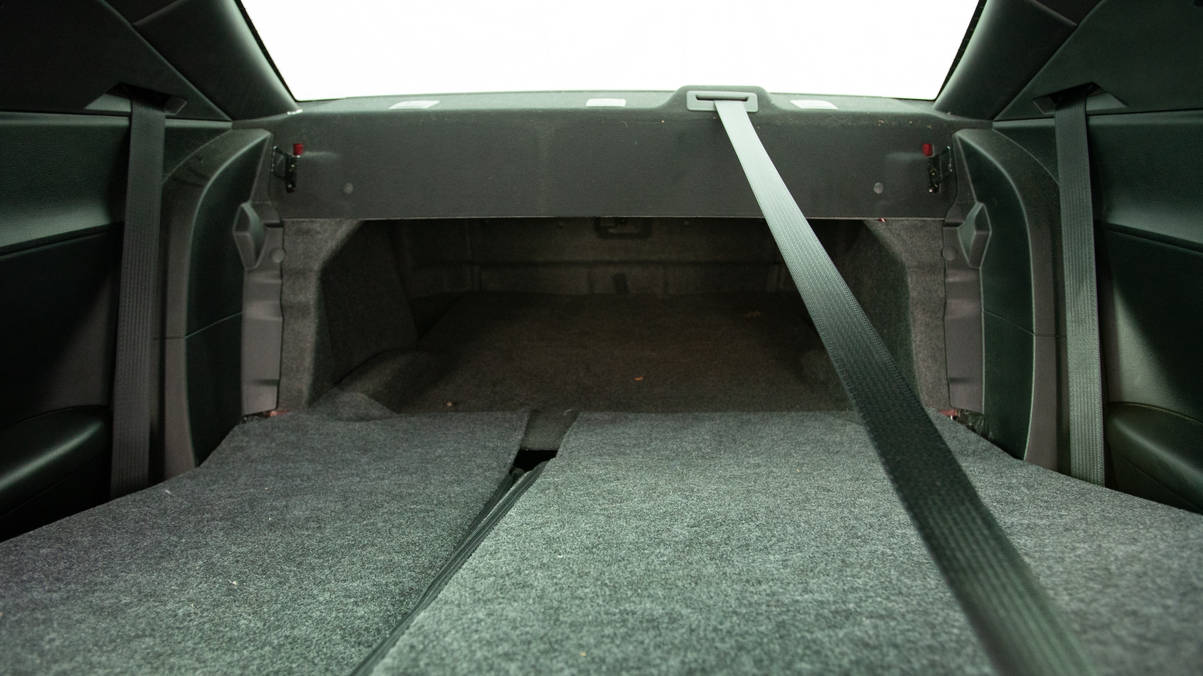 Different second-row seat configurations are shown with rear seats fully upright, a 60/40 split, and full-flat rear seats.