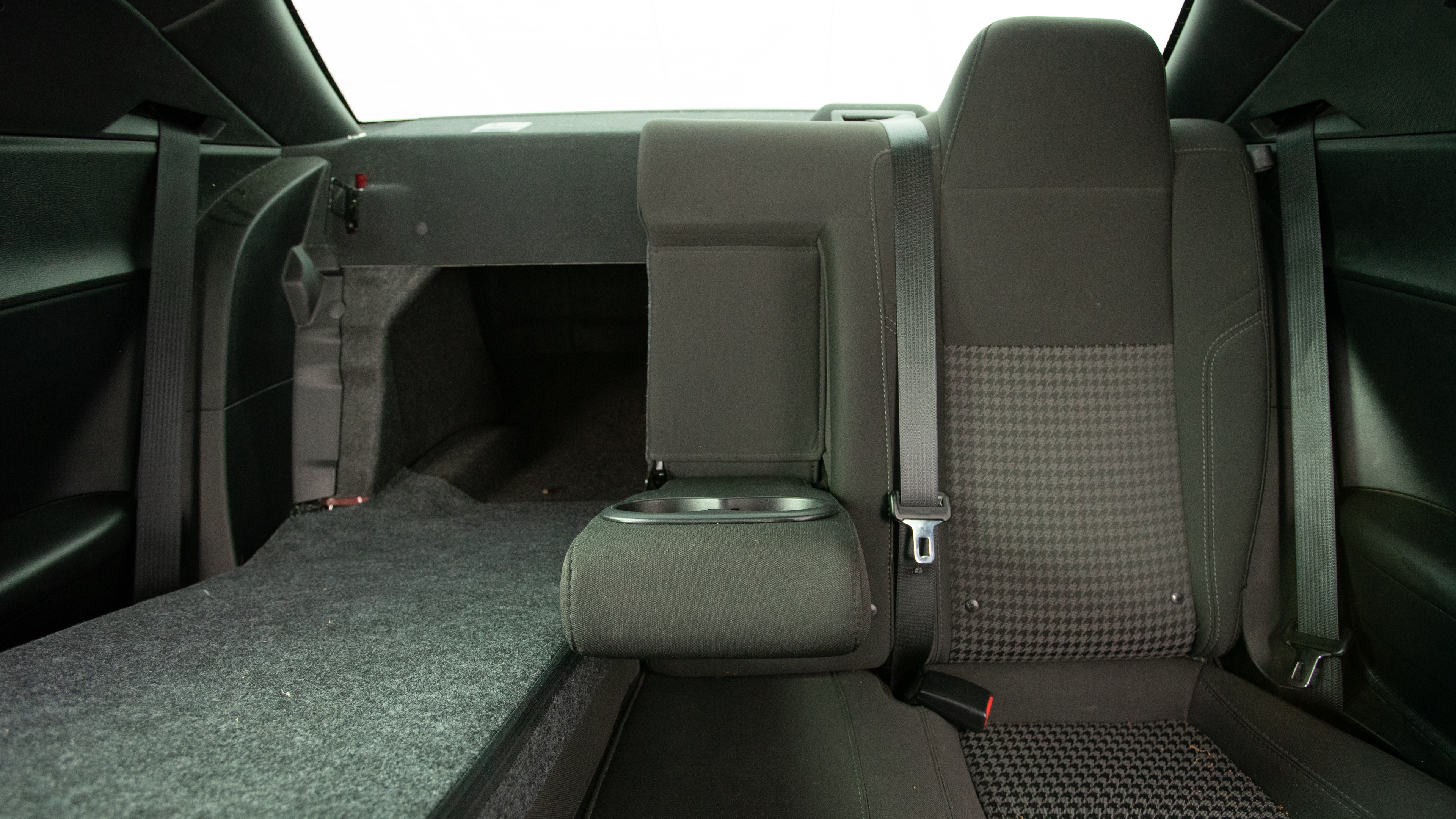 Different second-row seat configurations are shown with rear seats fully upright, a 60/40 split, and full-flat rear seats.