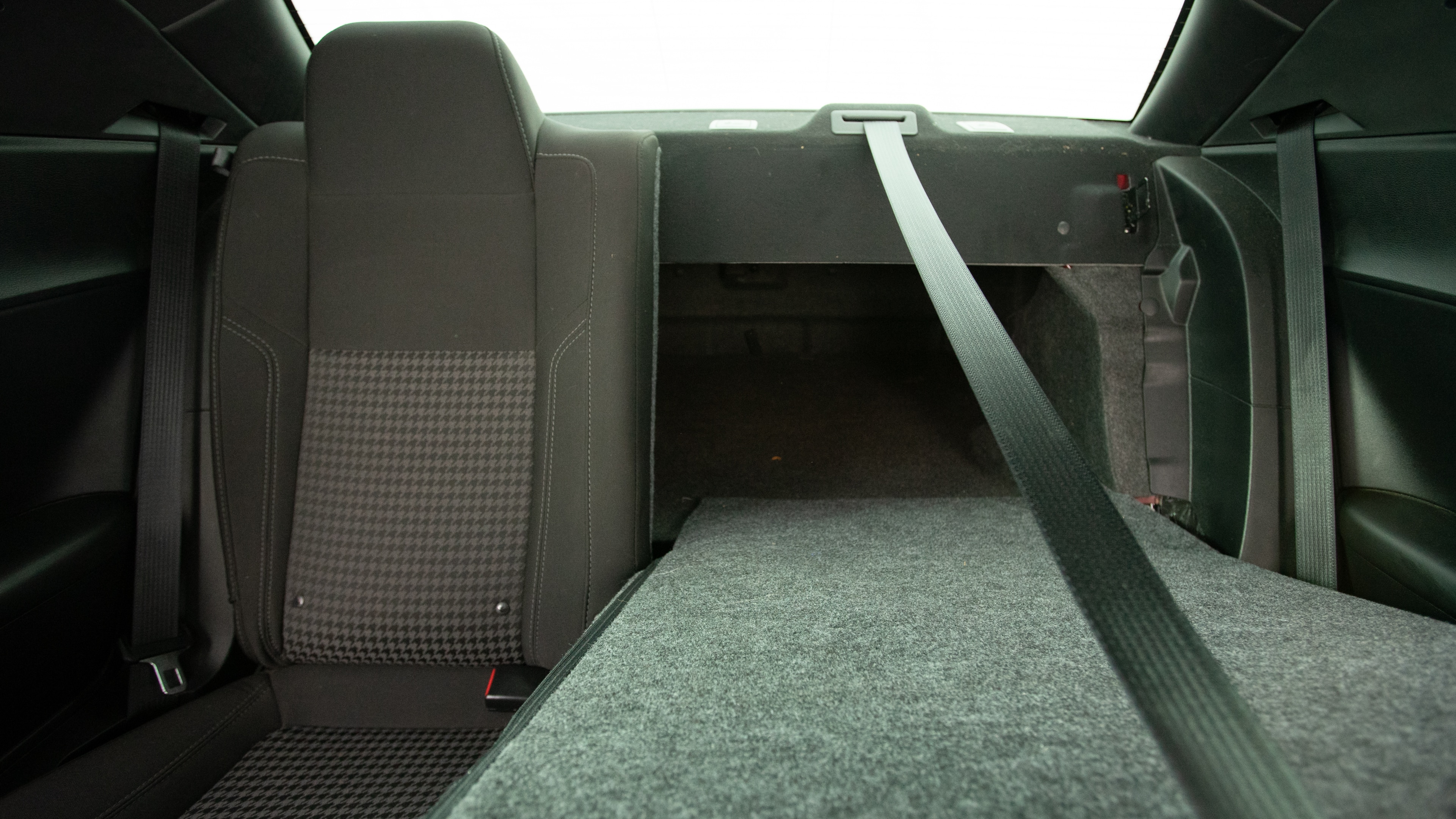 Different second-row seat configurations are shown with rear seats fully upright, a 60/40 split, and full-flat rear seats.