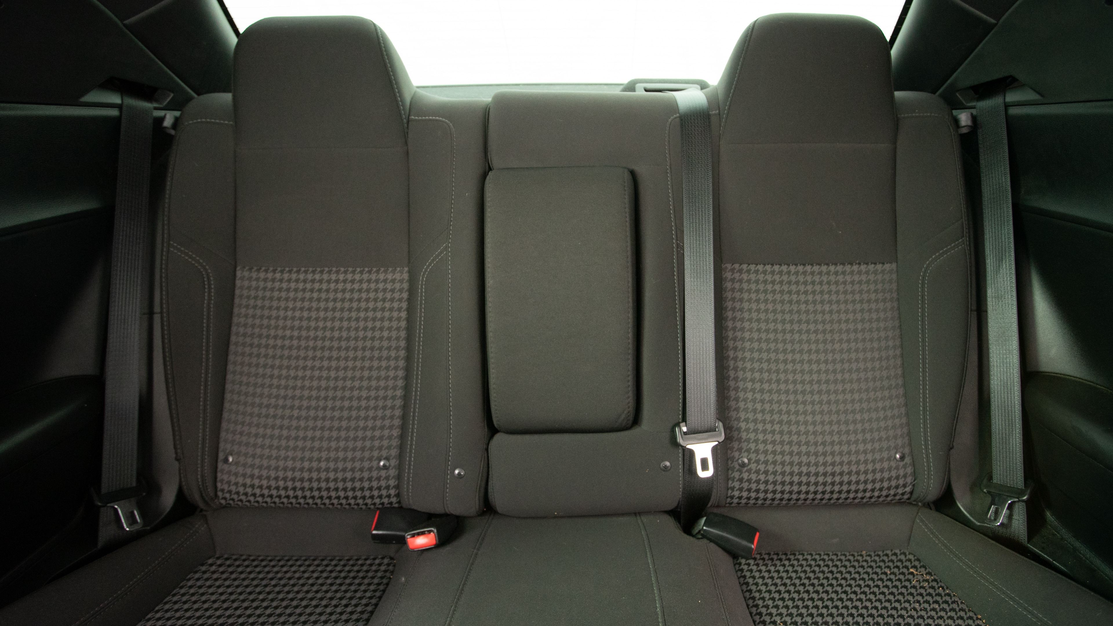Different second-row seat configurations are shown with rear seats fully upright, a 60/40 split, and full-flat rear seats.