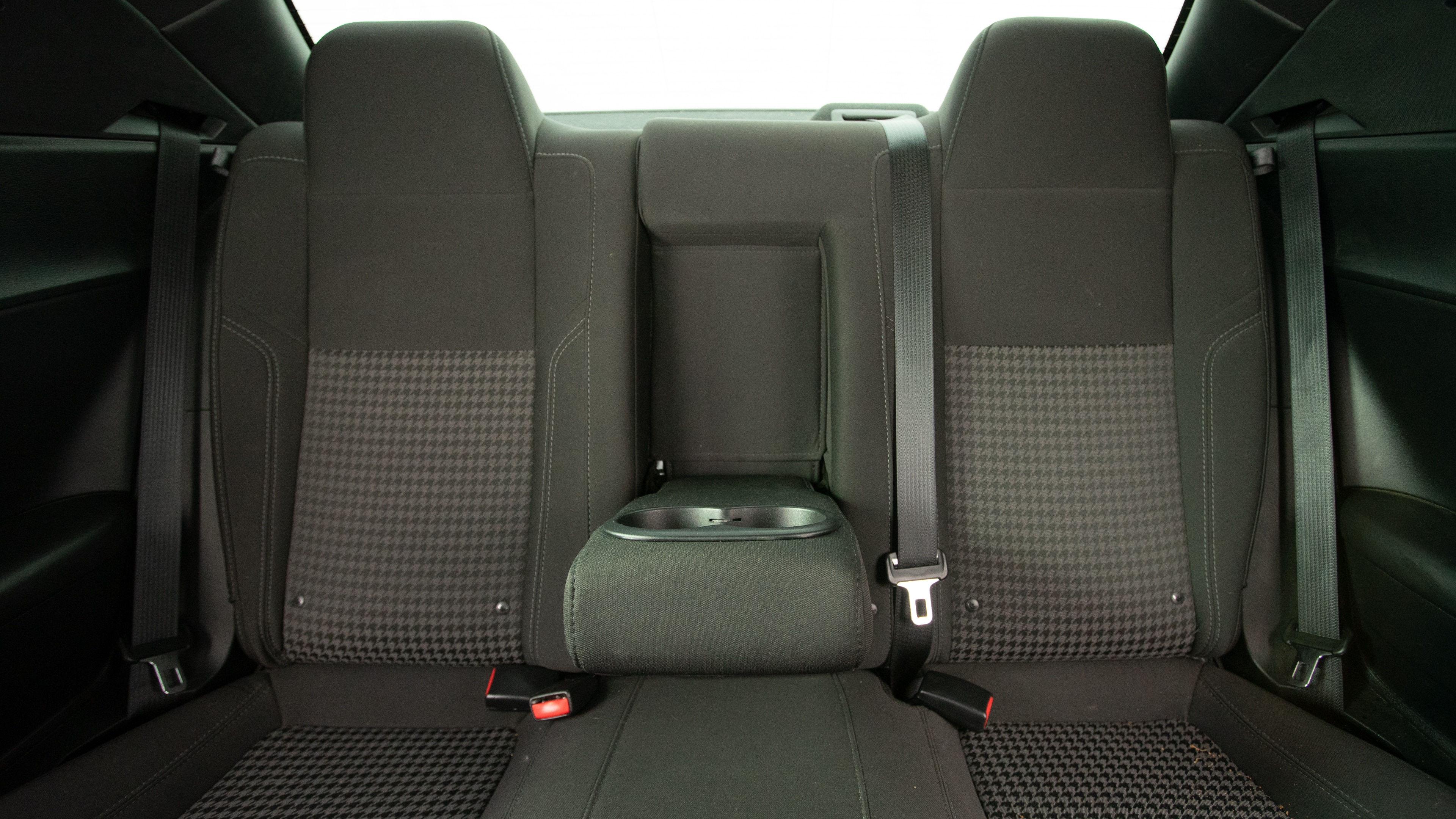 Different second-row seat configurations are shown with rear seats fully upright, a 60/40 split, and full-flat rear seats.