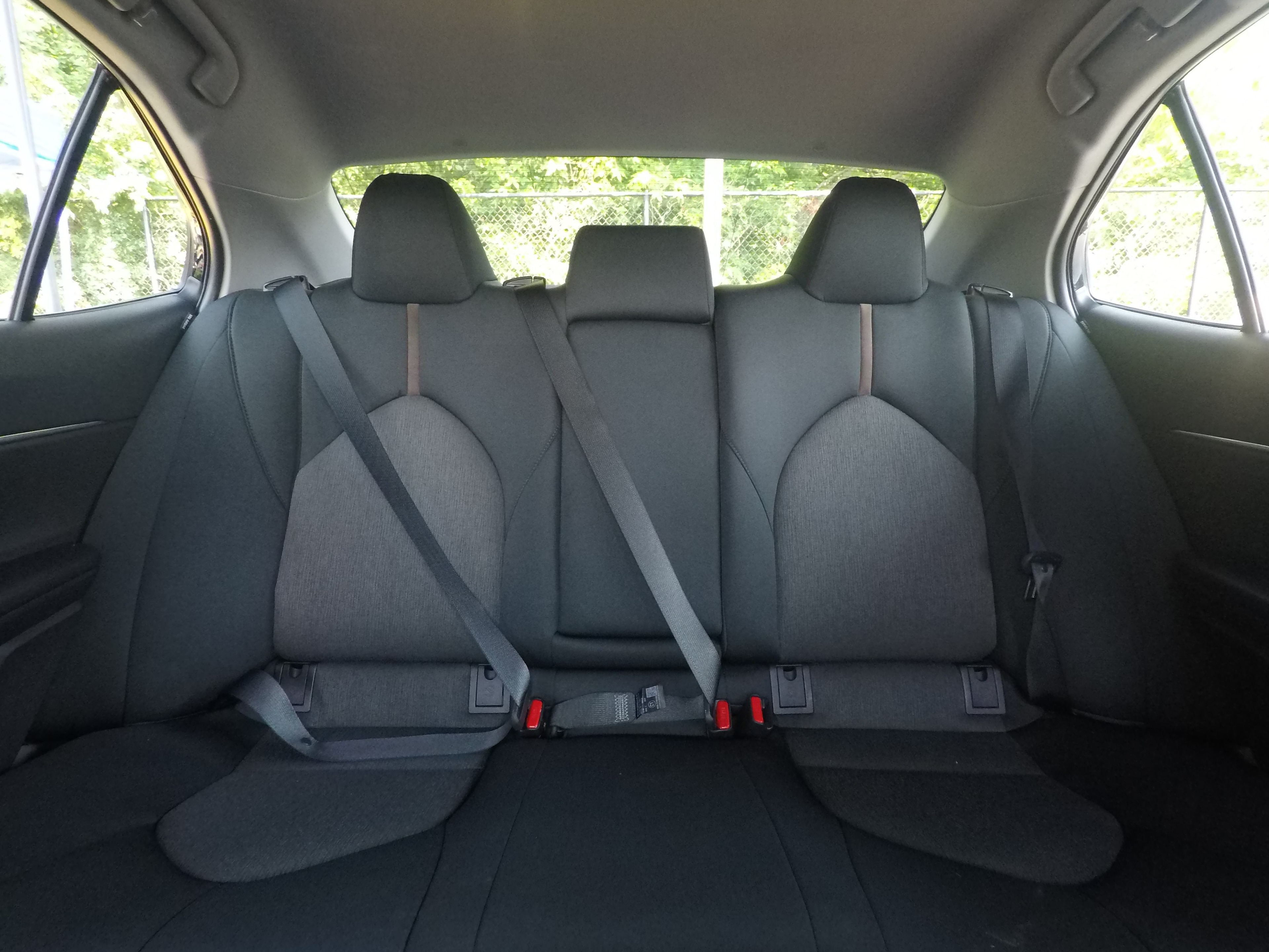 Different second-row seat configurations are shown with rear seats fully upright, a 60/40 split, and full-flat rear seats.