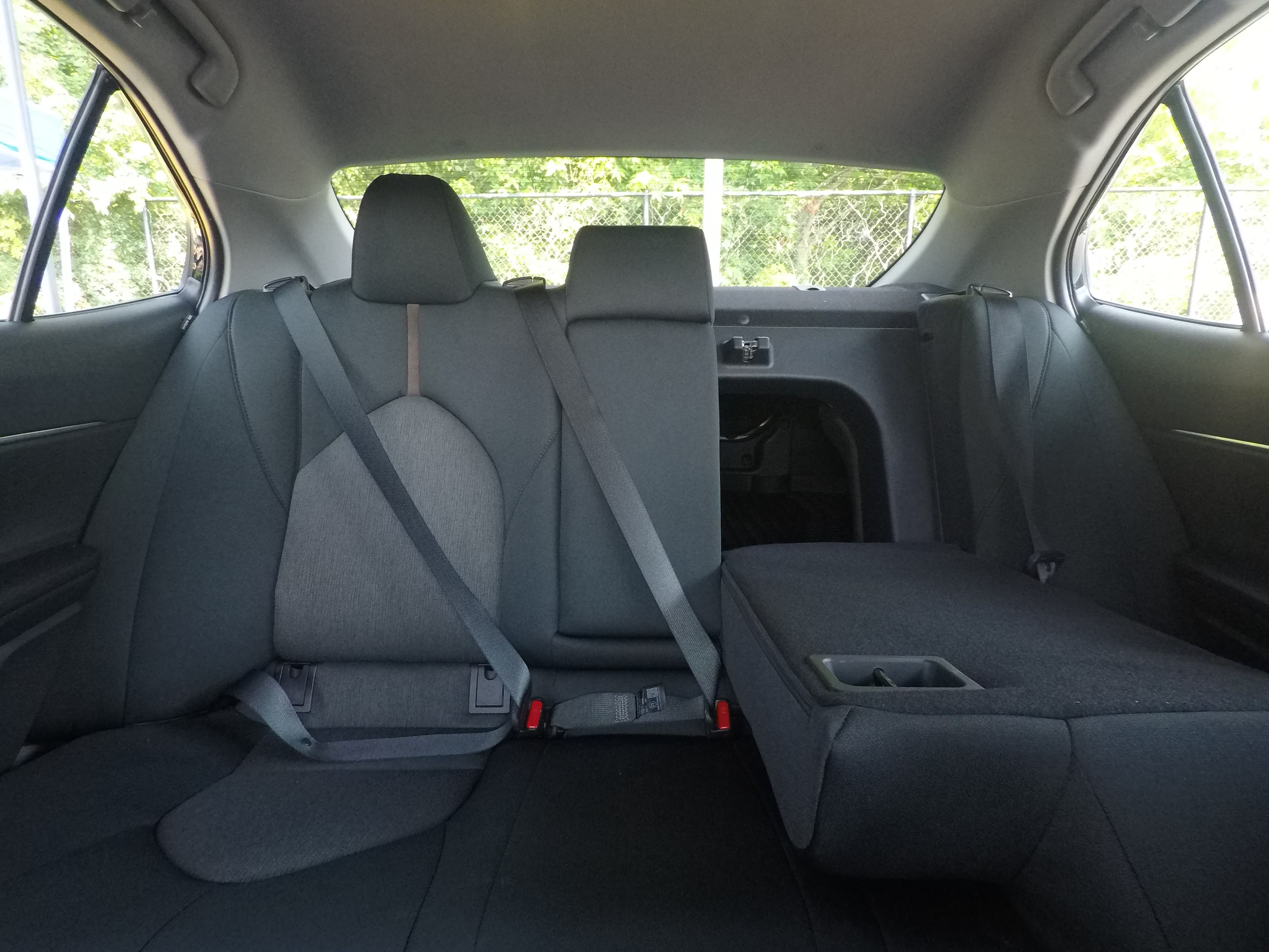 Different second-row seat configurations are shown with rear seats fully upright, a 60/40 split, and full-flat rear seats.