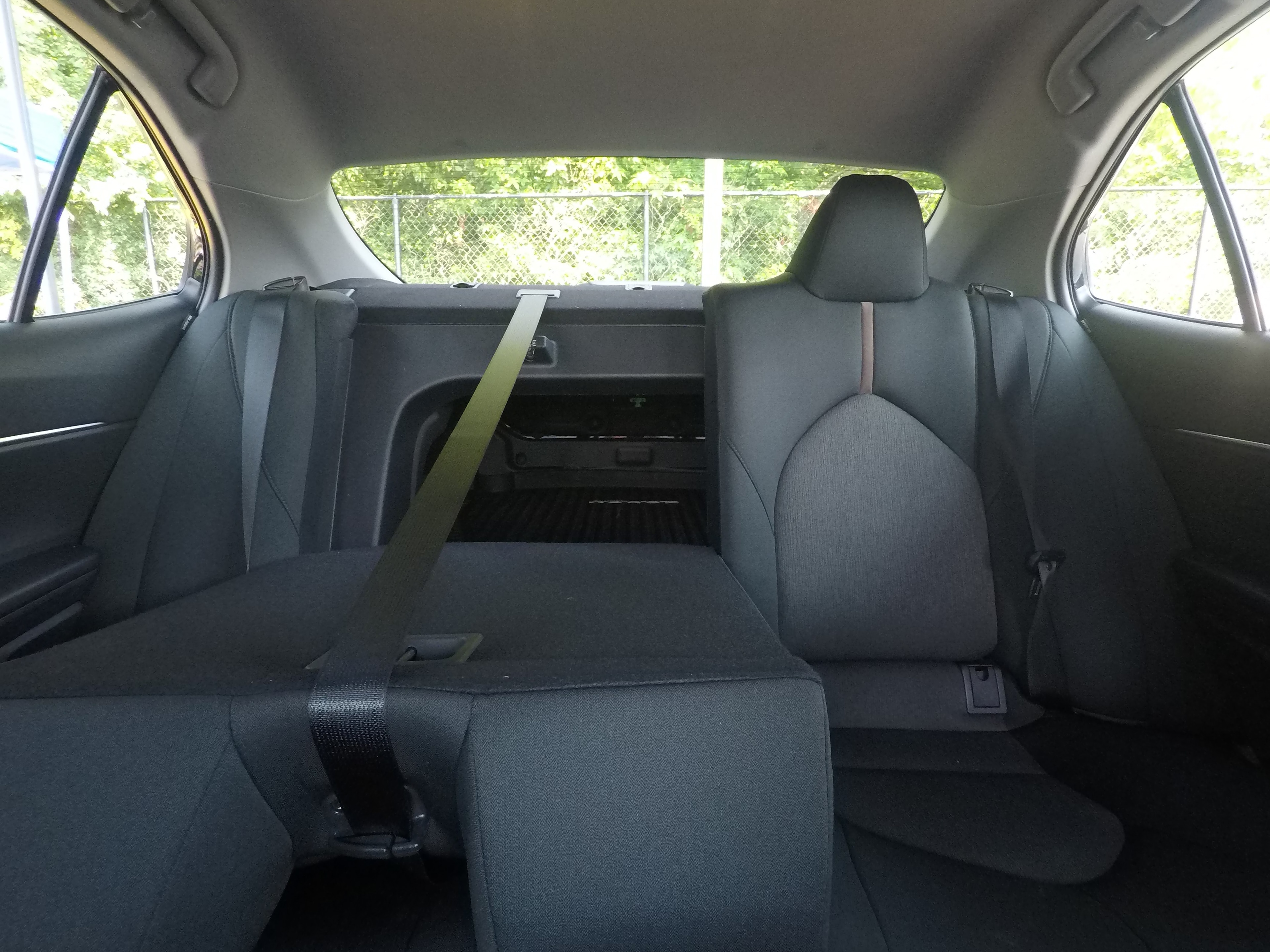 Different second-row seat configurations are shown with rear seats fully upright, a 60/40 split, and full-flat rear seats.