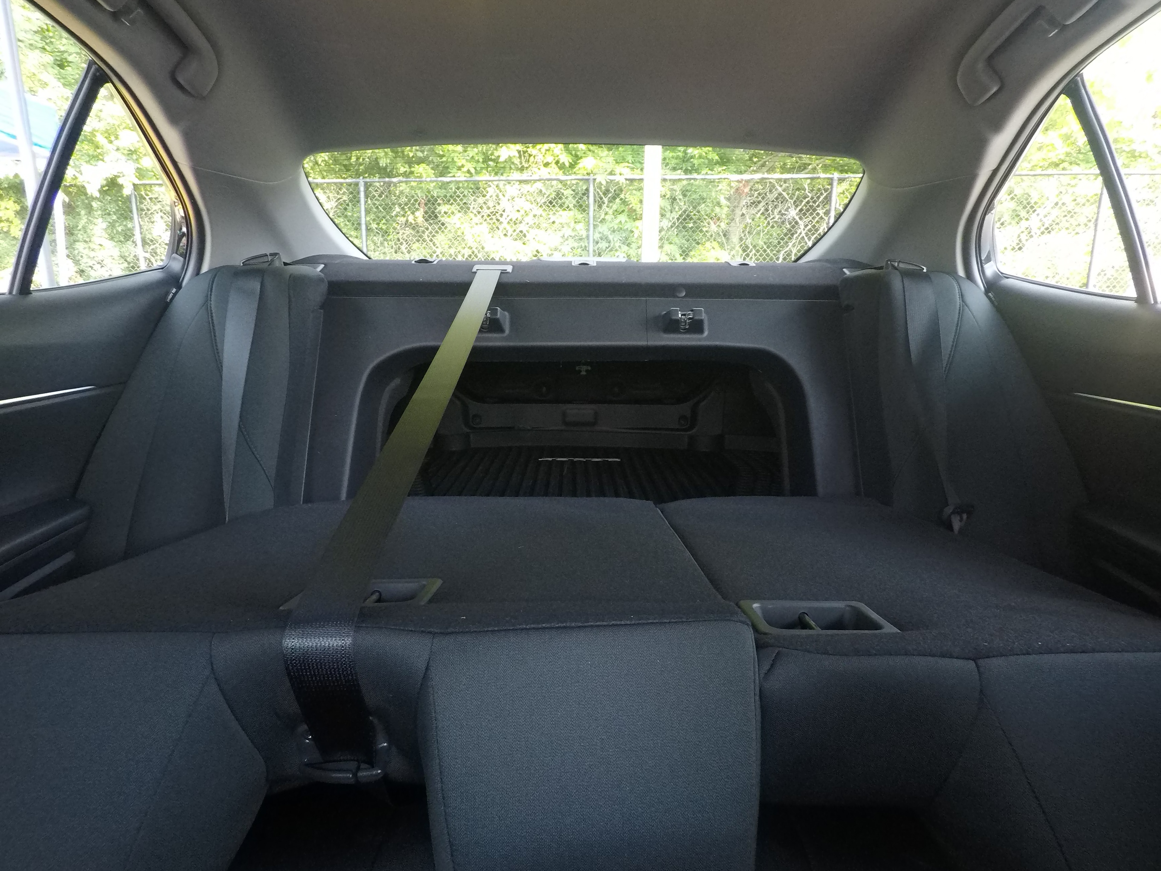 Different second-row seat configurations are shown with rear seats fully upright, a 60/40 split, and full-flat rear seats.