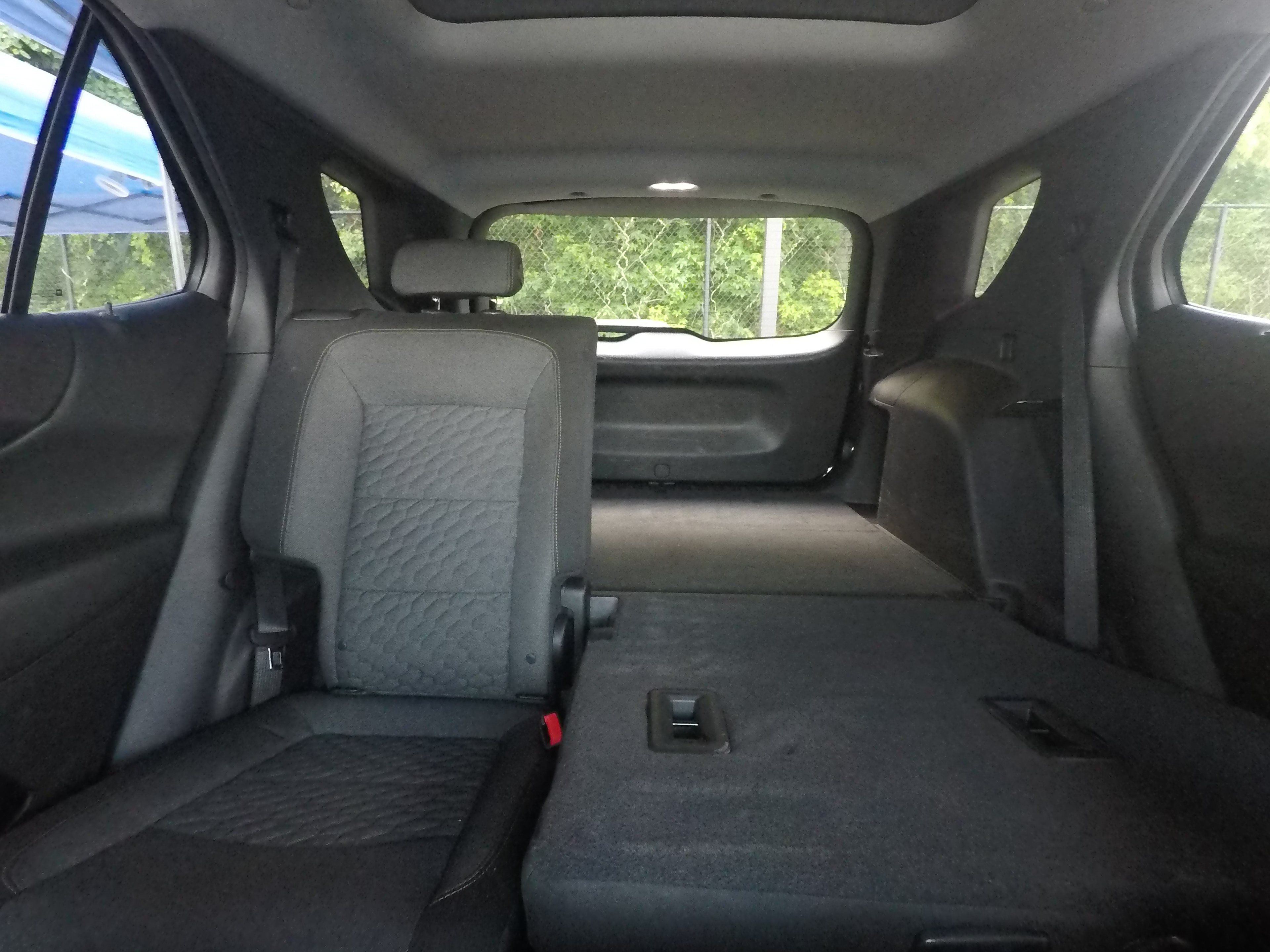 Different second-row seat configurations are shown with rear seats fully upright, a 60/40 split, and full-flat rear seats.