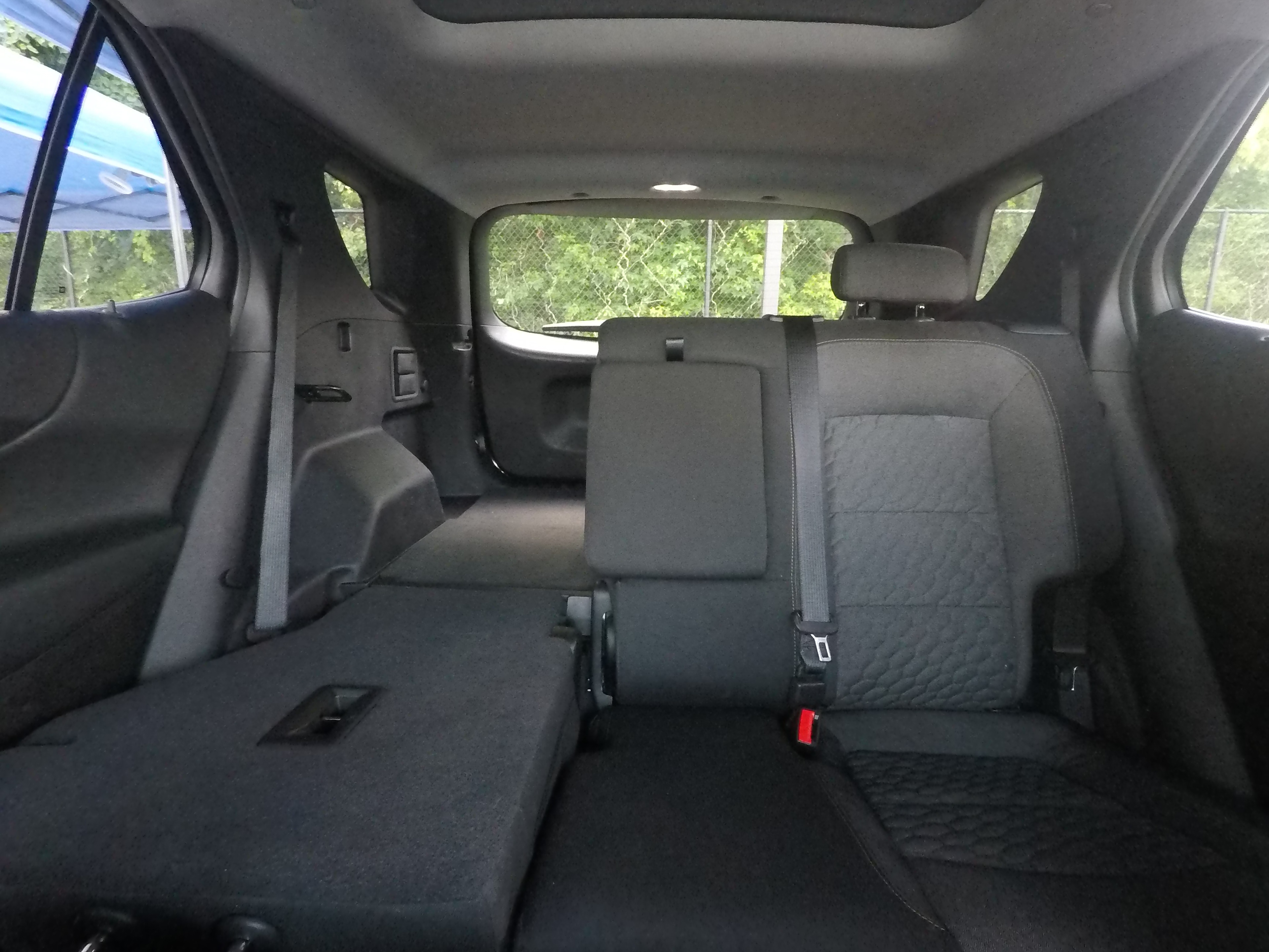 Different second-row seat configurations are shown with rear seats fully upright, a 60/40 split, and full-flat rear seats.