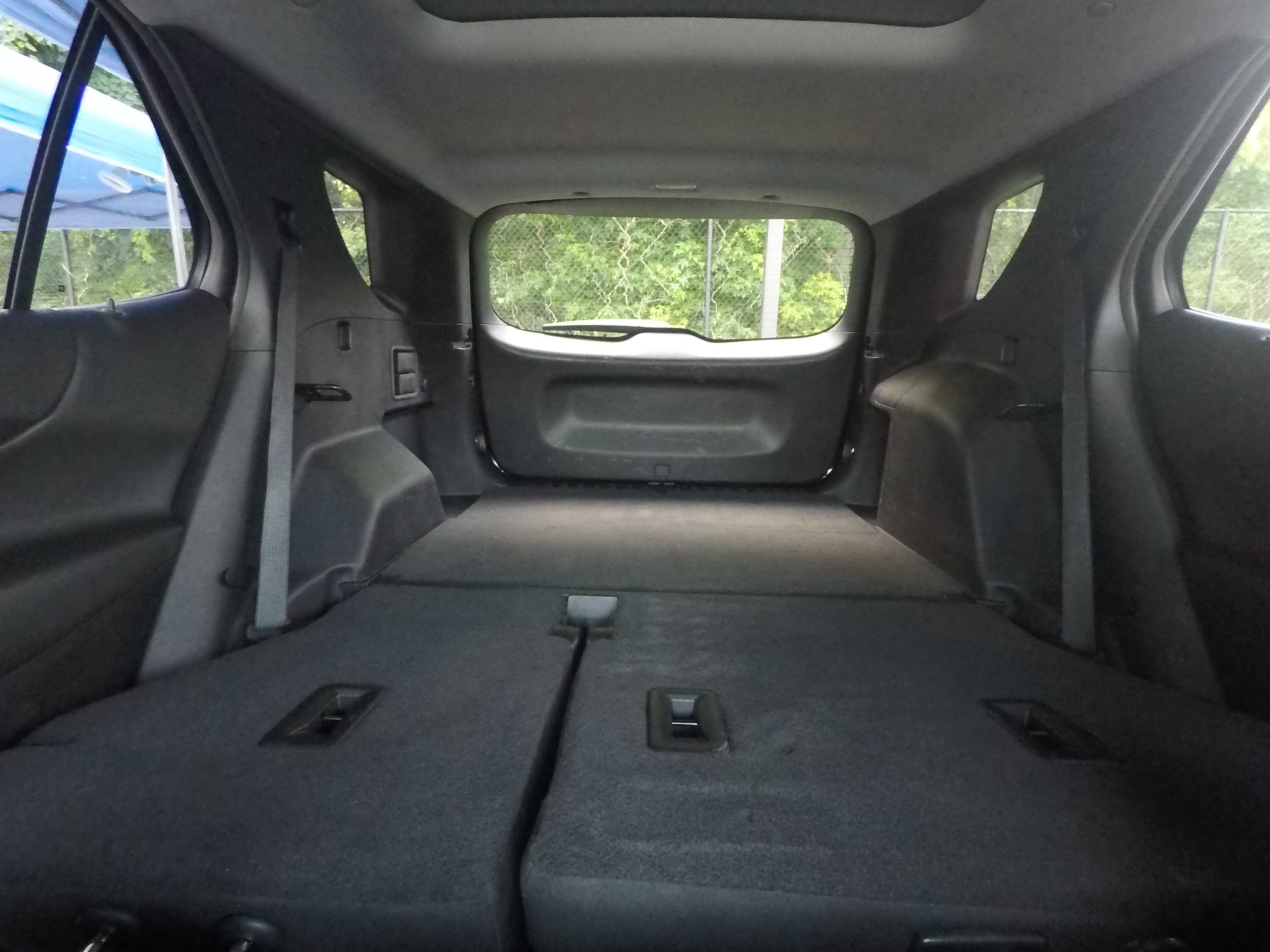 Different second-row seat configurations are shown with rear seats fully upright, a 60/40 split, and full-flat rear seats.