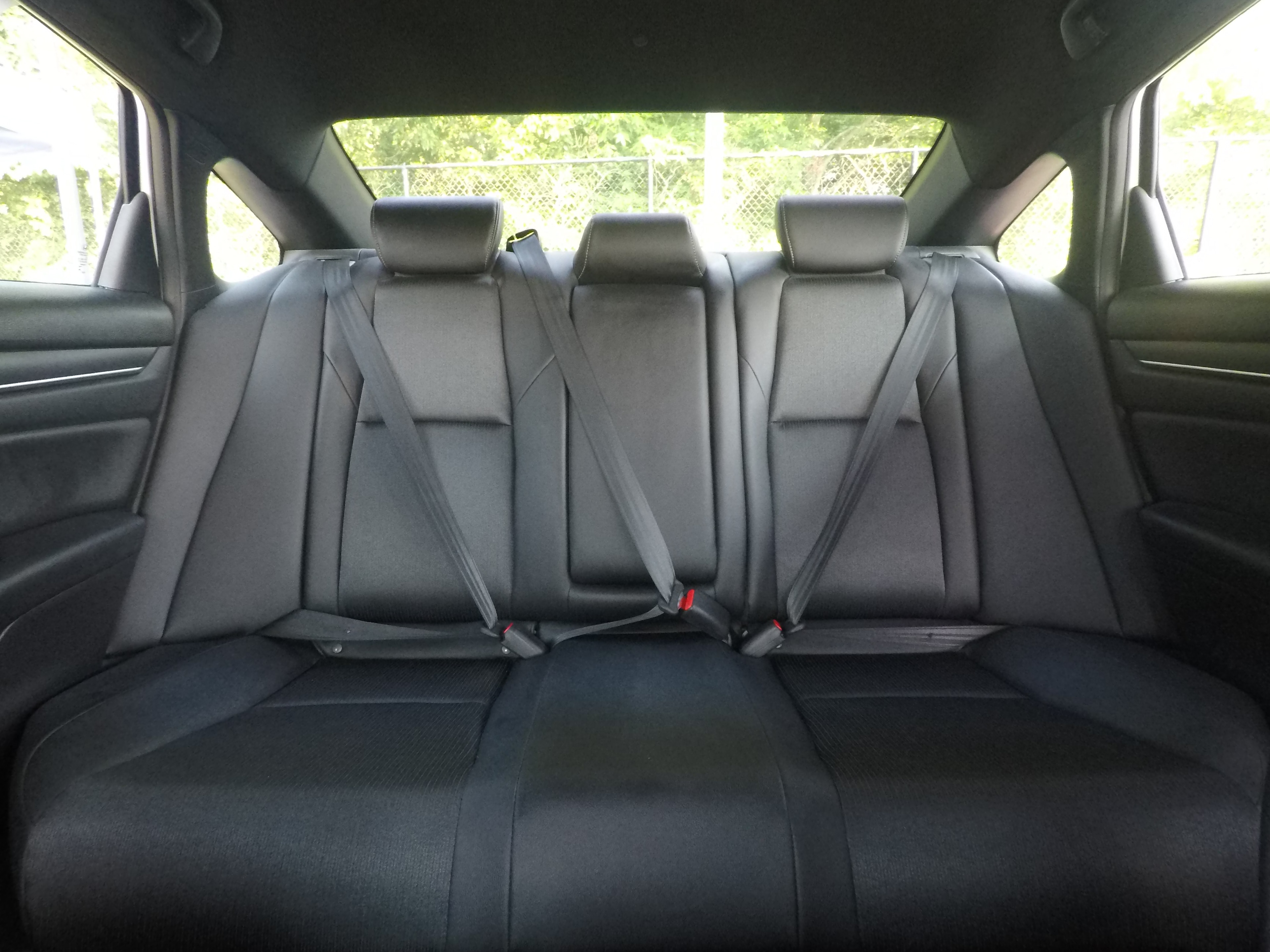 Different second-row seat configurations are shown with rear seats fully upright, a 60/40 split, and full-flat rear seats.