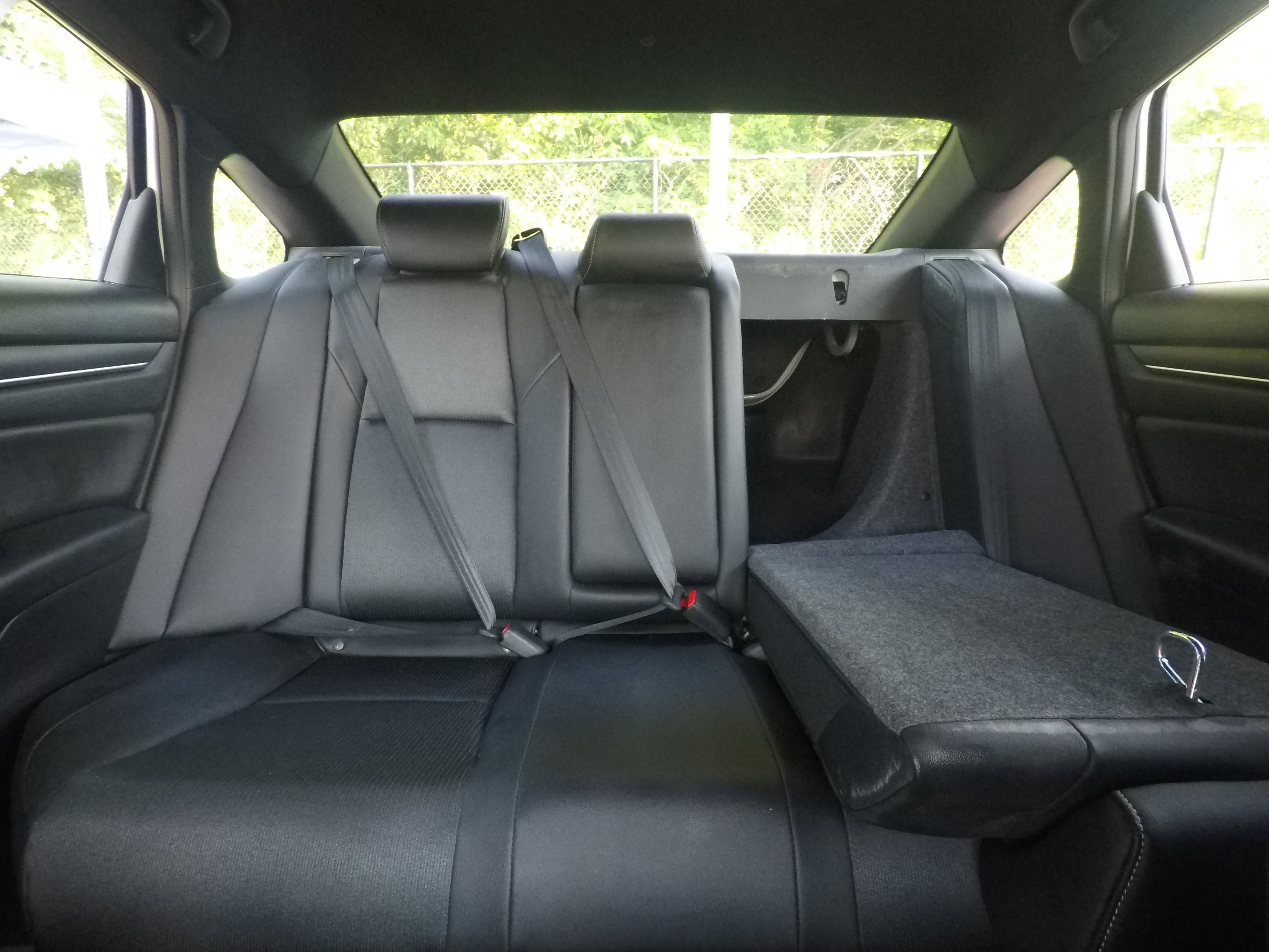 Different second-row seat configurations are shown with rear seats fully upright, a 60/40 split, and full-flat rear seats.