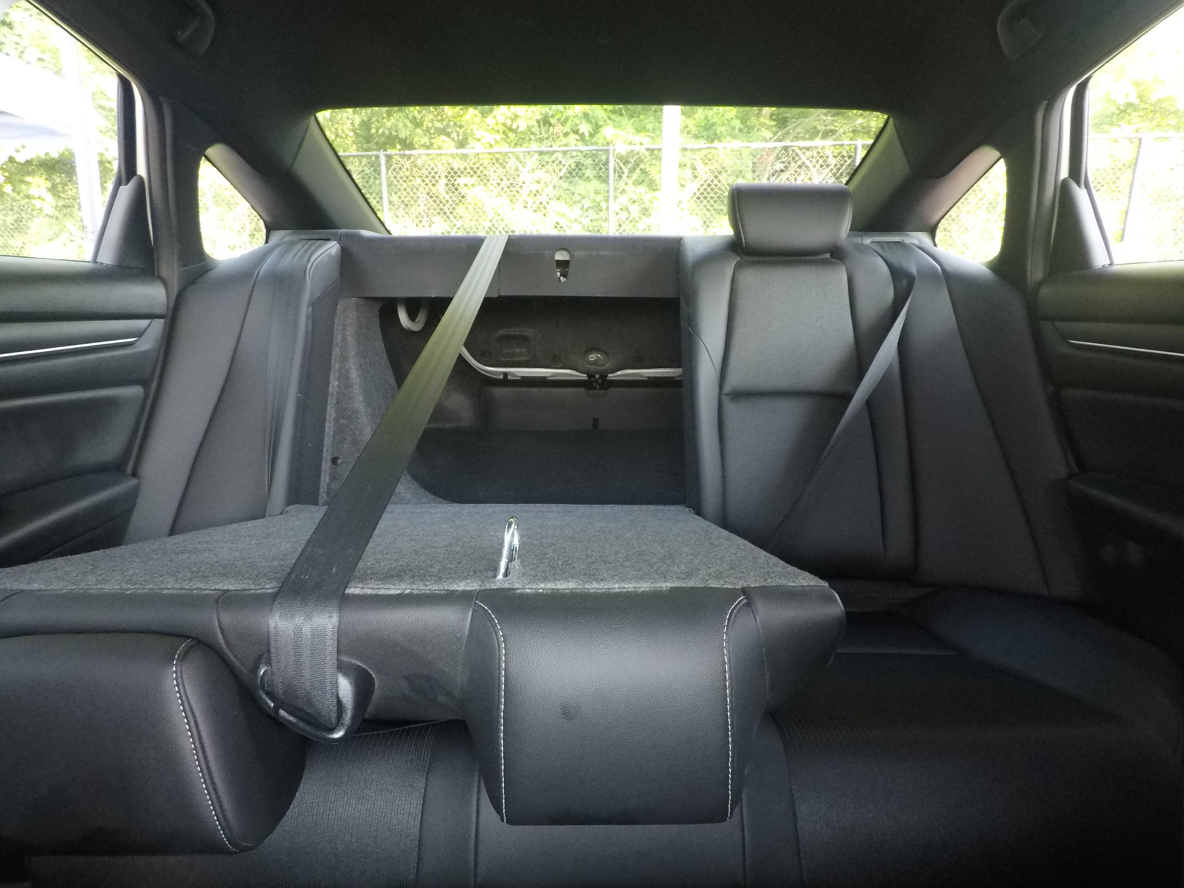Different second-row seat configurations are shown with rear seats fully upright, a 60/40 split, and full-flat rear seats.