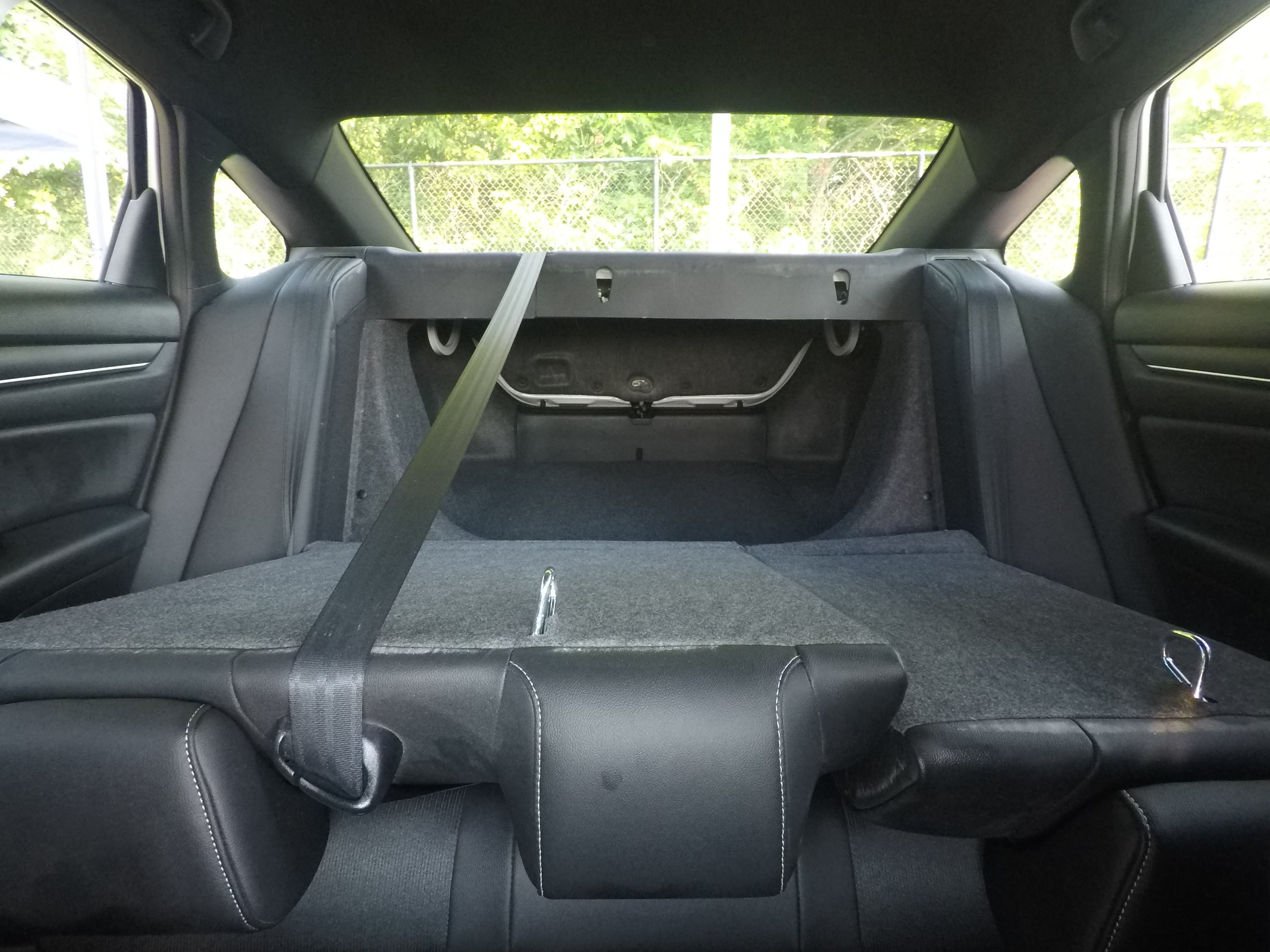 Different second-row seat configurations are shown with rear seats fully upright, a 60/40 split, and full-flat rear seats.