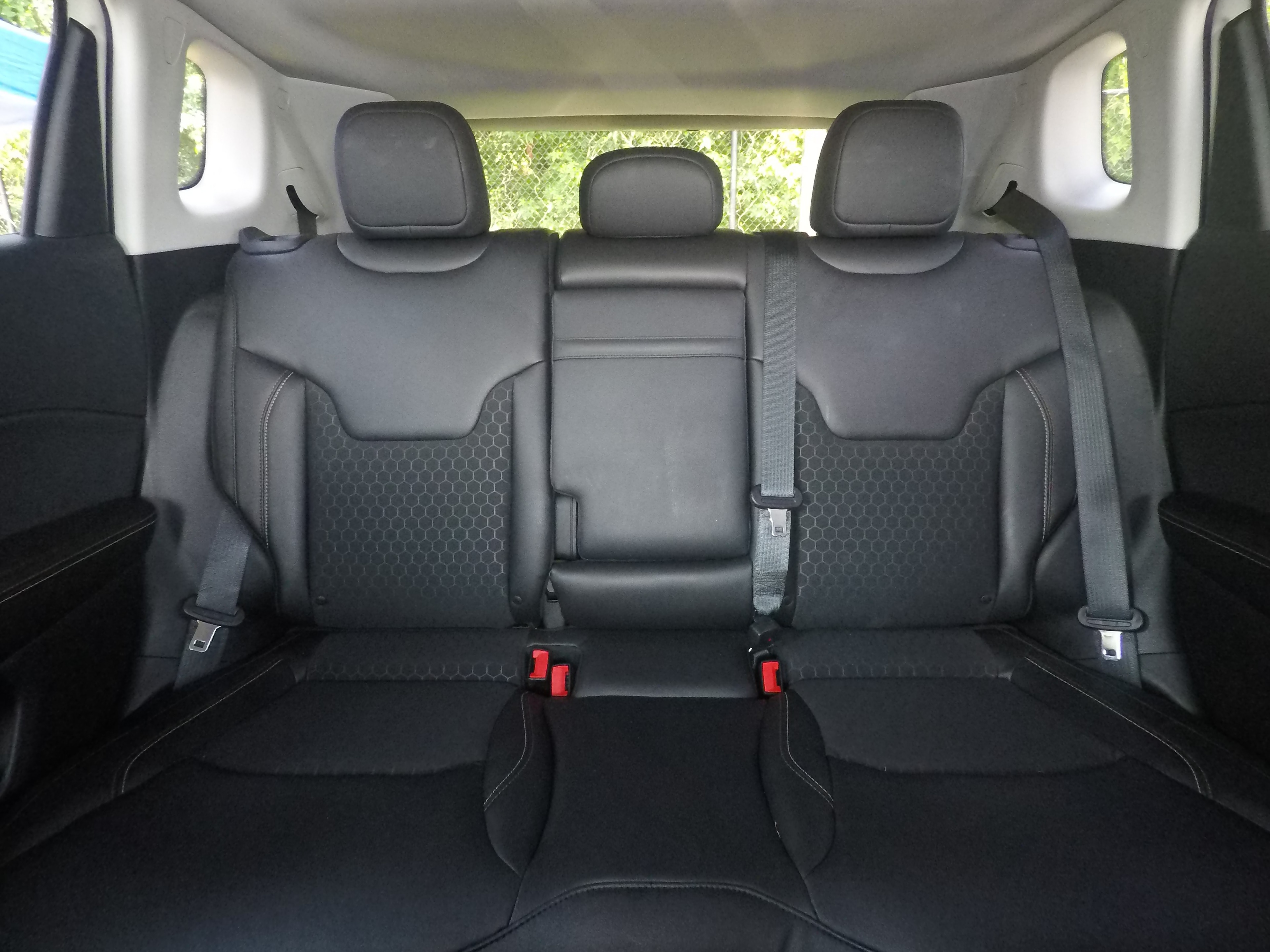 Different second-row seat configurations are shown with rear seats fully upright, a 60/40 split, and full-flat rear seats.