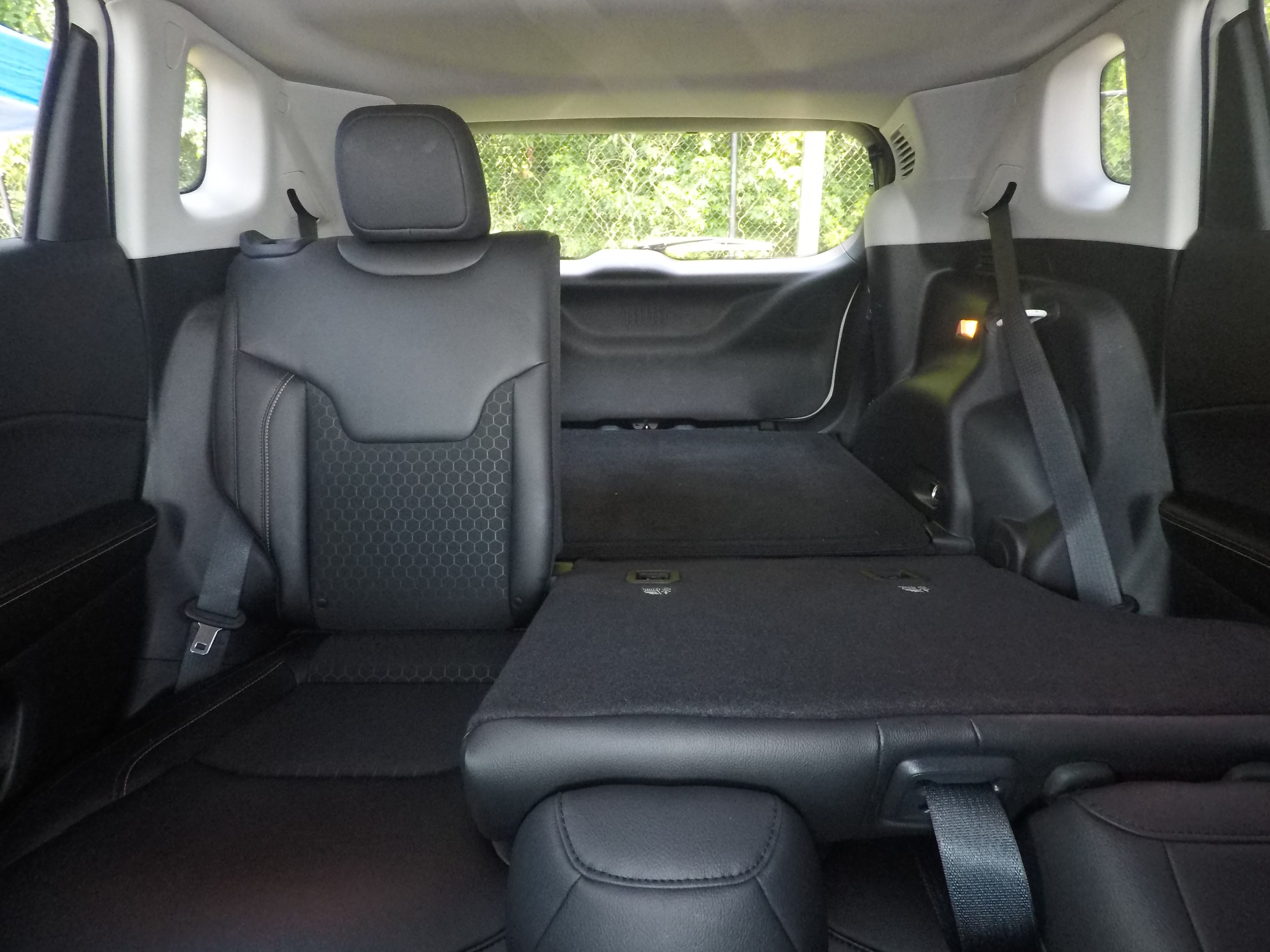 Different second-row seat configurations are shown with rear seats fully upright, a 60/40 split, and full-flat rear seats.