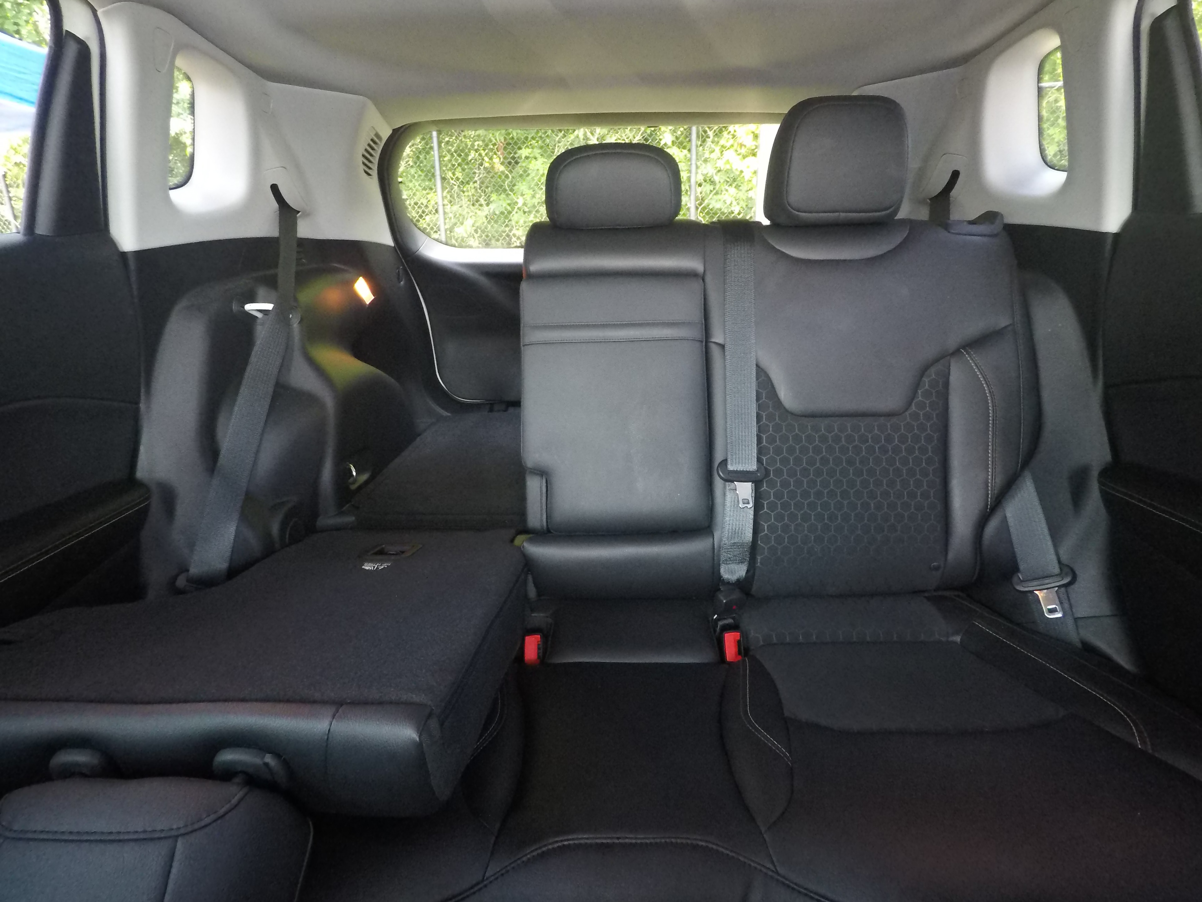 Different second-row seat configurations are shown with rear seats fully upright, a 60/40 split, and full-flat rear seats.