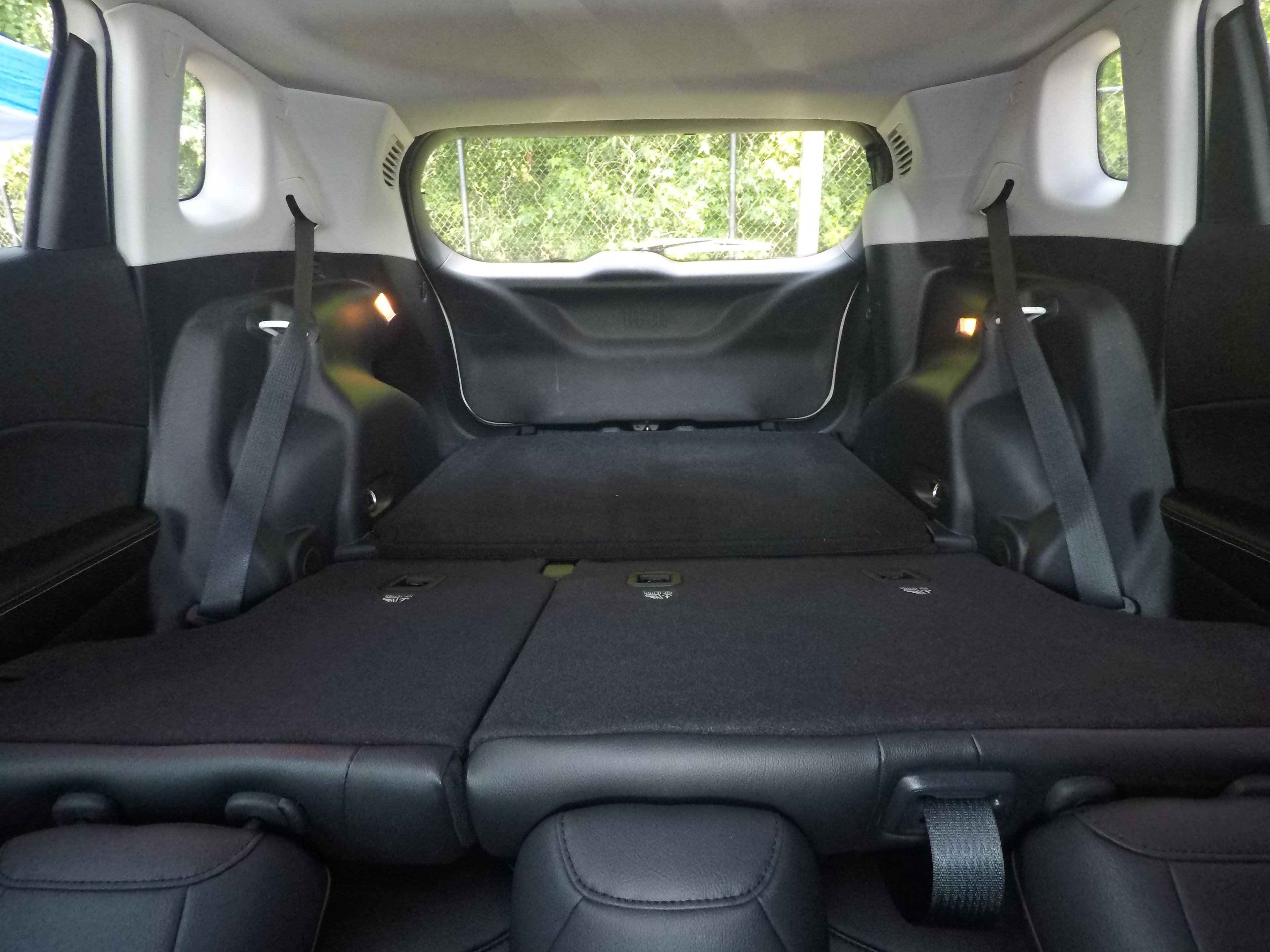 Different second-row seat configurations are shown with rear seats fully upright, a 60/40 split, and full-flat rear seats.