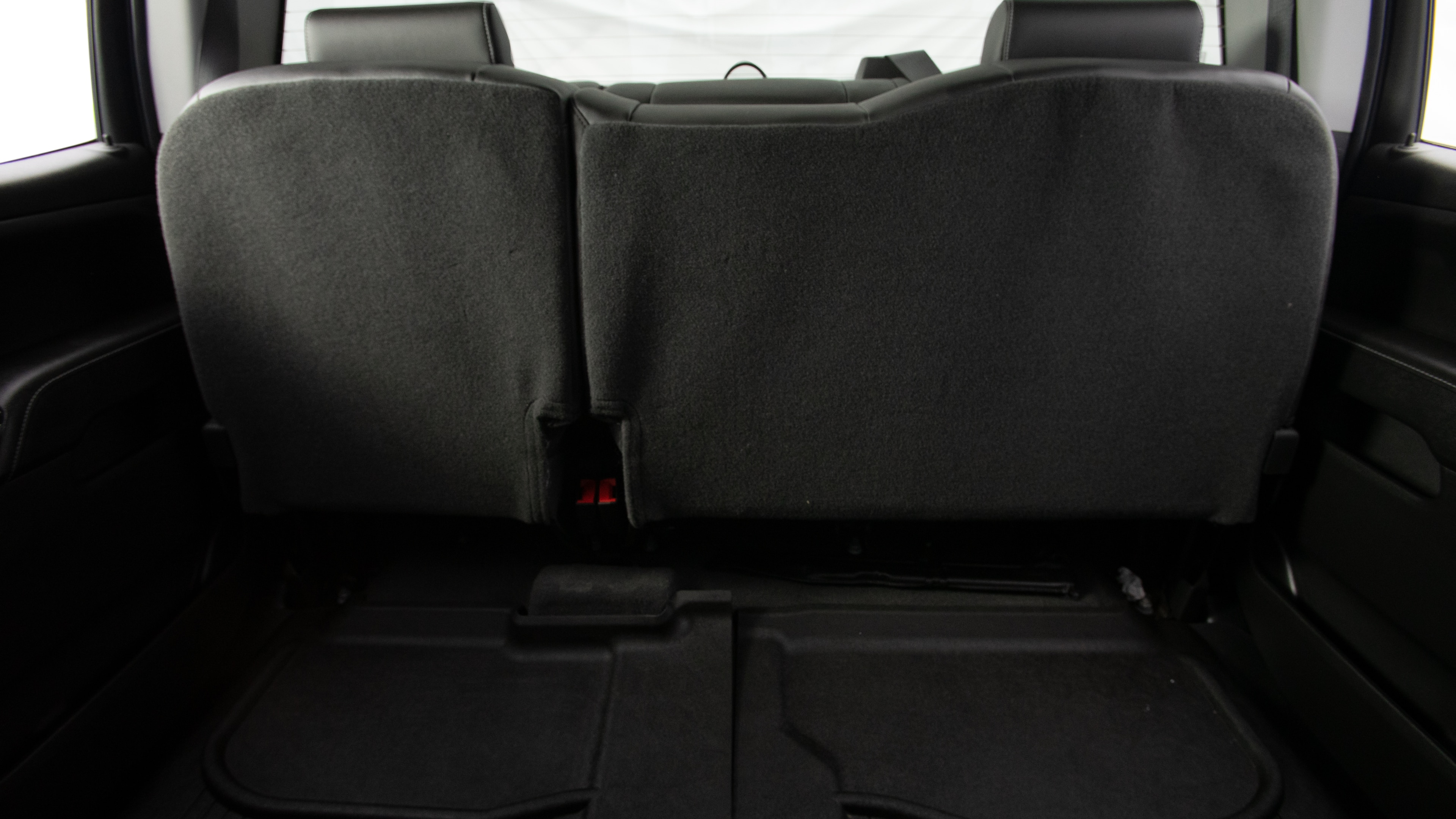 Different second-row seat configurations are shown with rear seats fully upright, a 60/40 split, and full-flat rear seats.