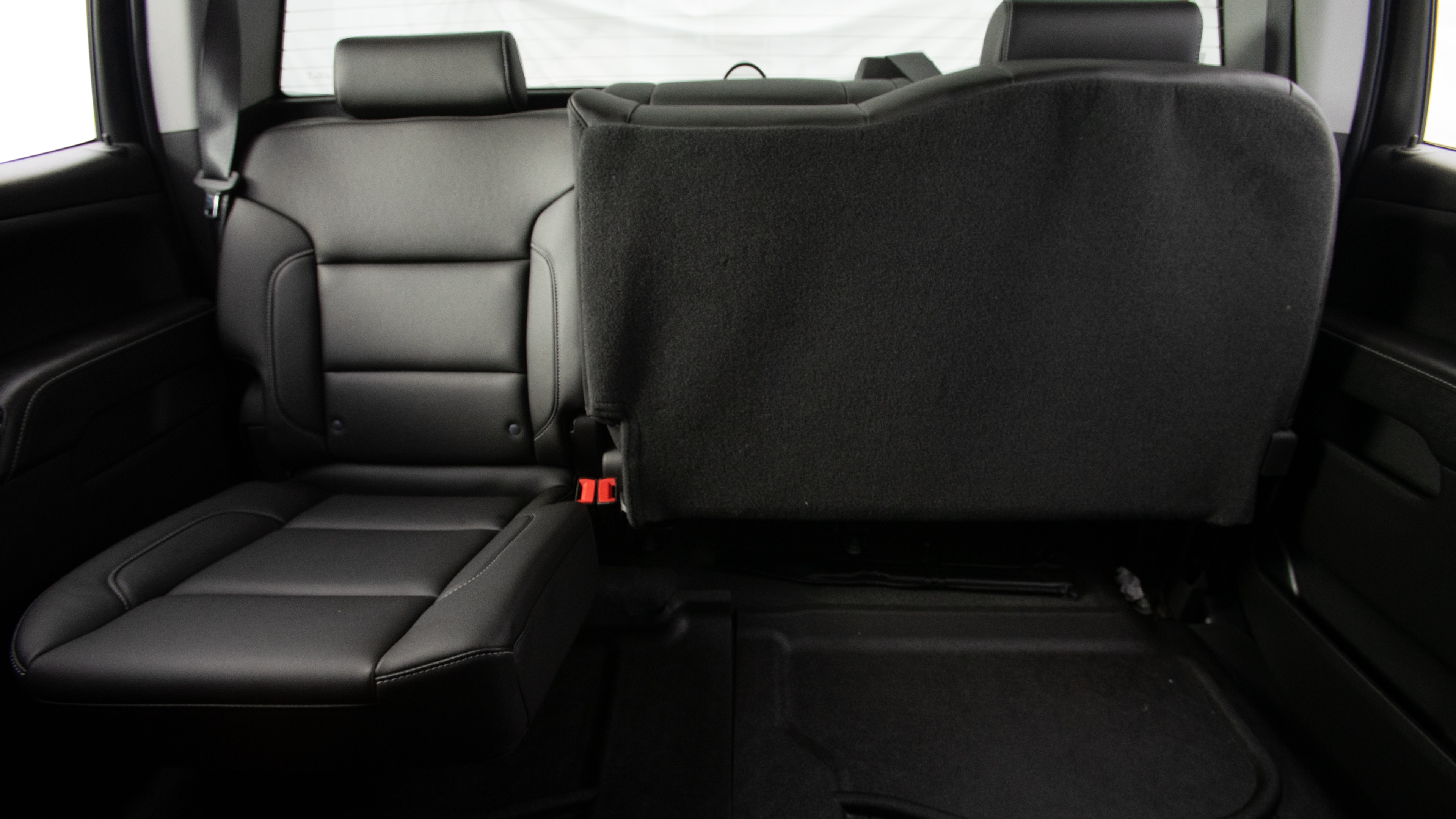 Different second-row seat configurations are shown with rear seats fully upright, a 60/40 split, and full-flat rear seats.