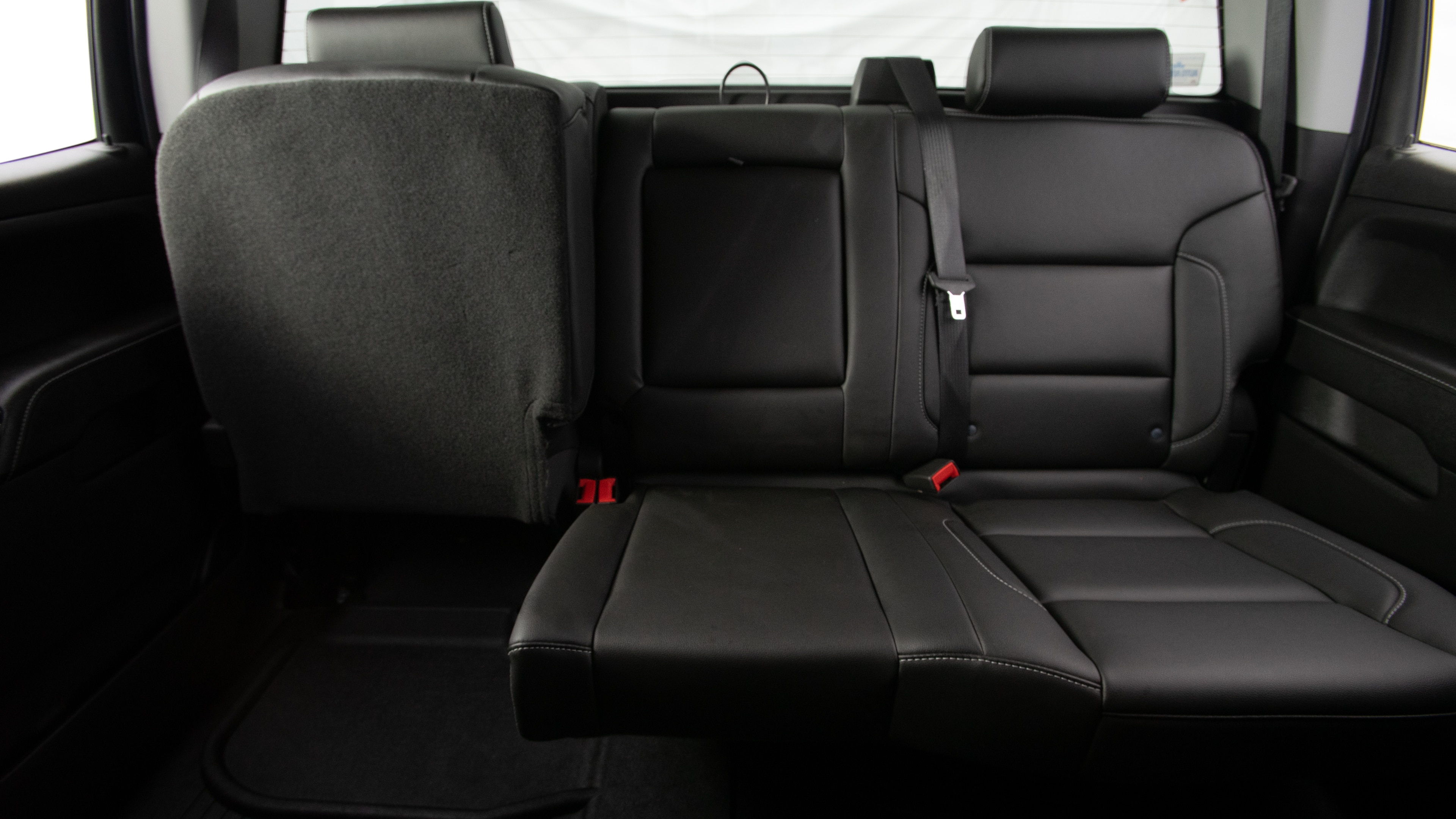 Different second-row seat configurations are shown with rear seats fully upright, a 60/40 split, and full-flat rear seats.