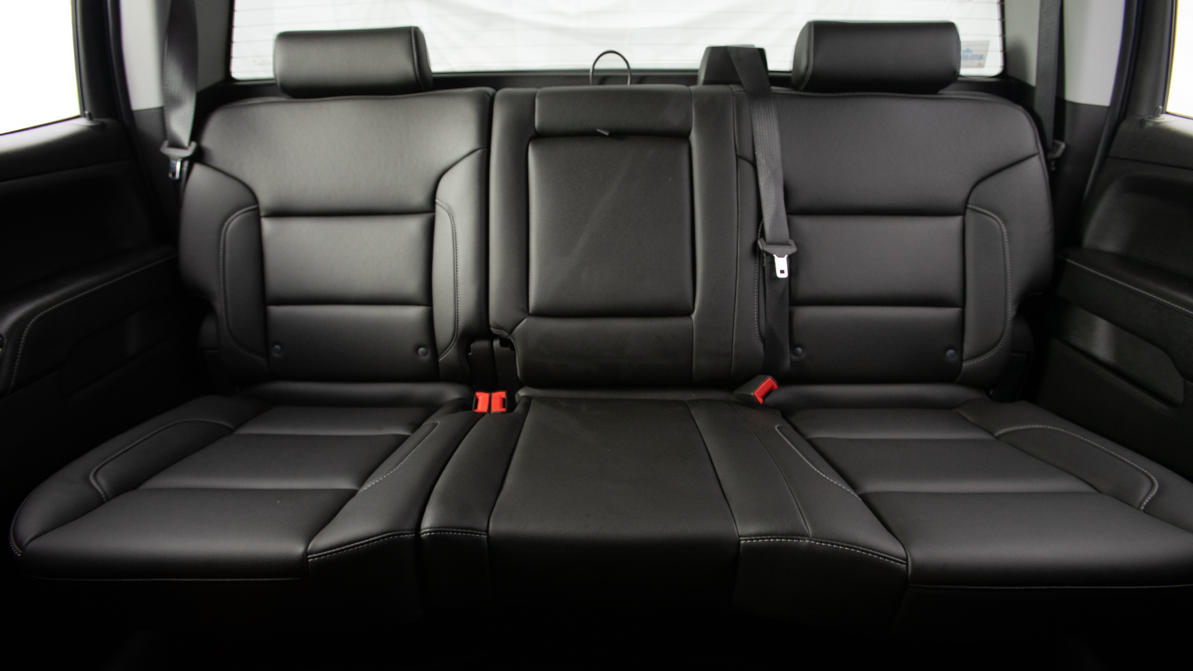 Different second-row seat configurations are shown with rear seats fully upright, a 60/40 split, and full-flat rear seats.
