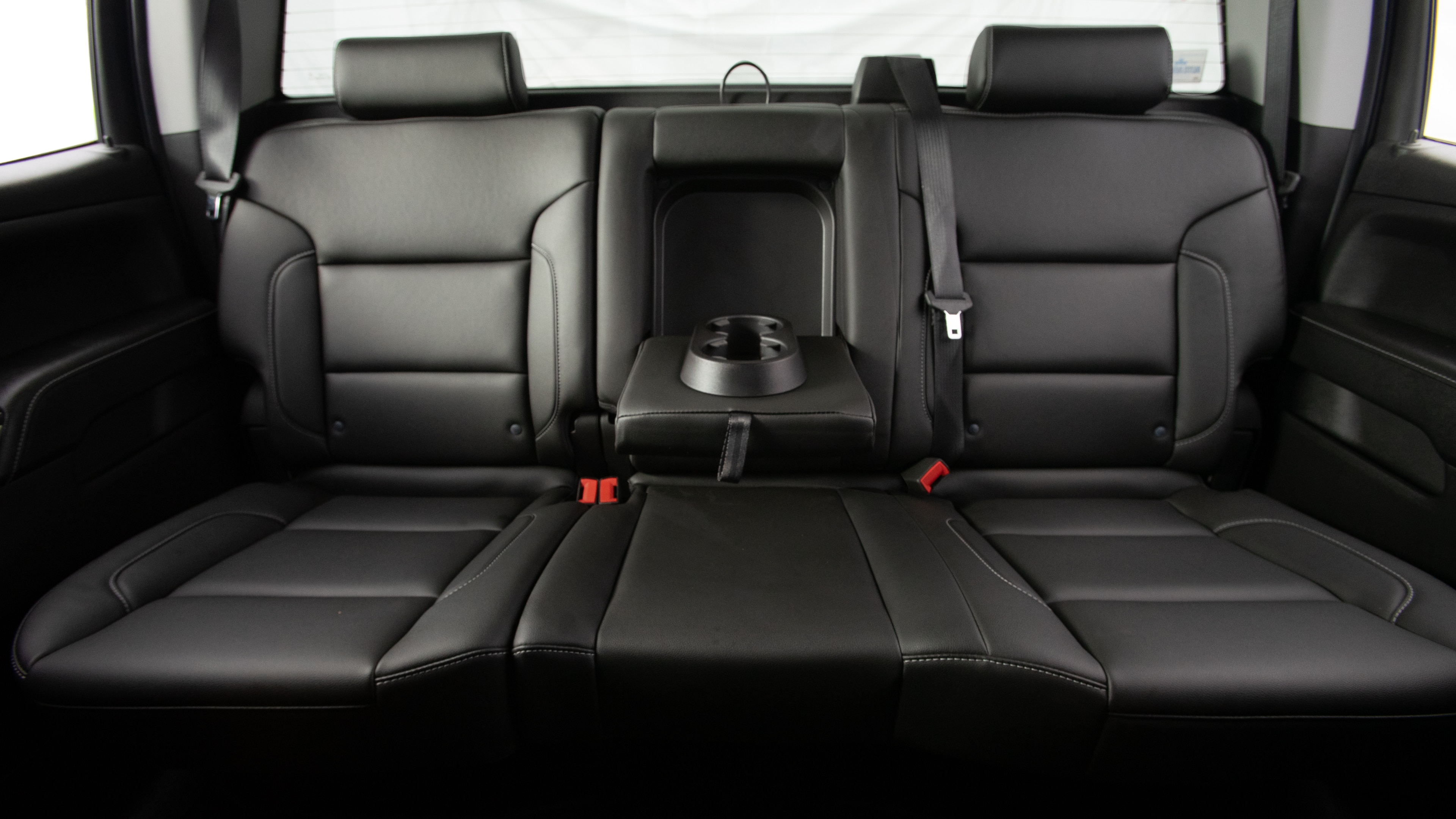 Different second-row seat configurations are shown with rear seats fully upright, a 60/40 split, and full-flat rear seats.