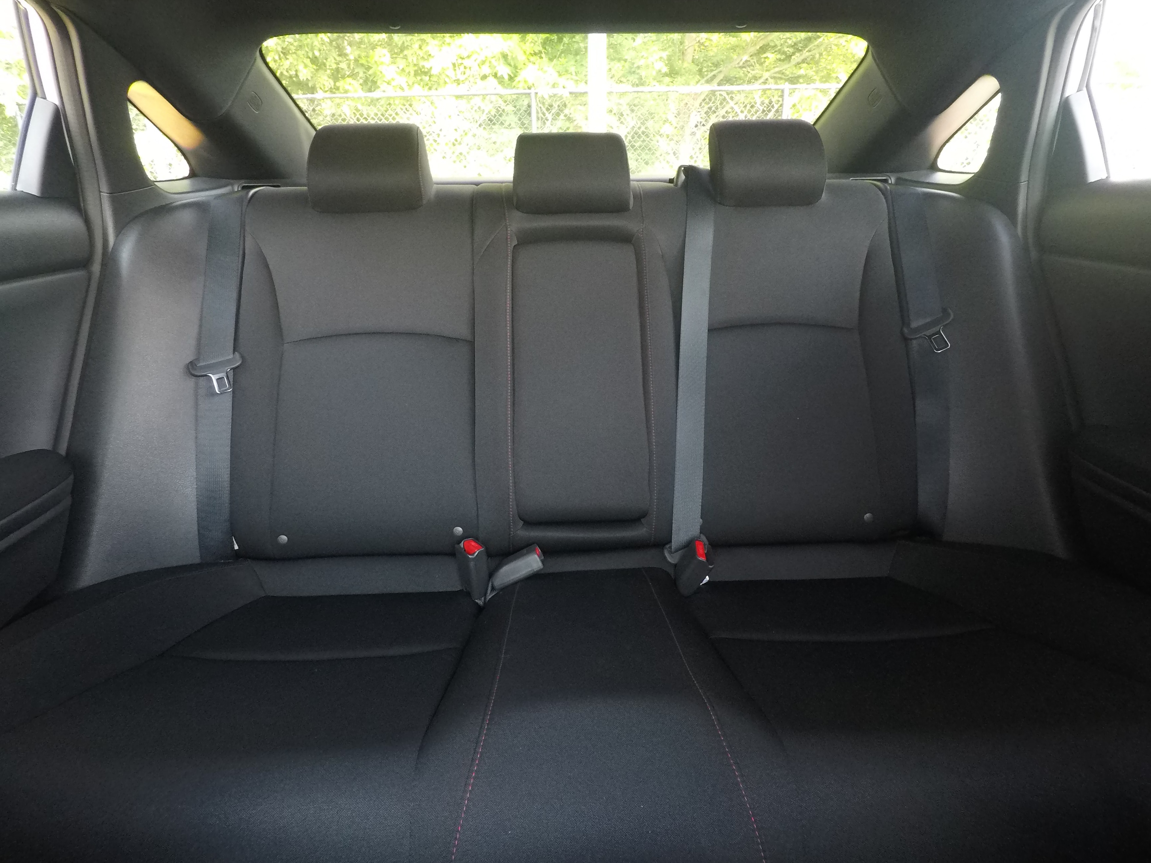 Different second-row seat configurations are shown with rear seats fully upright, a 60/40 split, and full-flat rear seats.