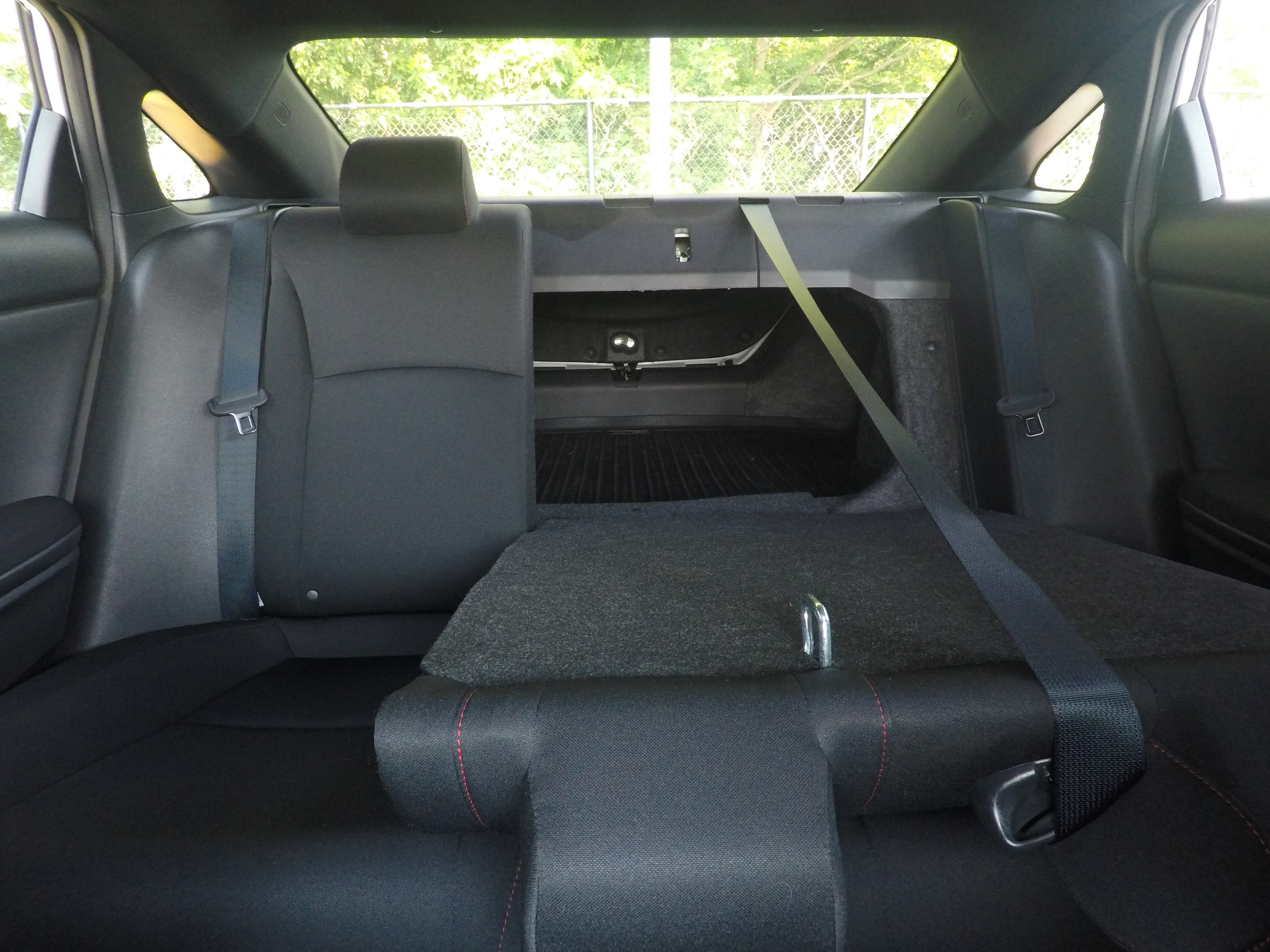 Different second-row seat configurations are shown with rear seats fully upright, a 60/40 split, and full-flat rear seats.