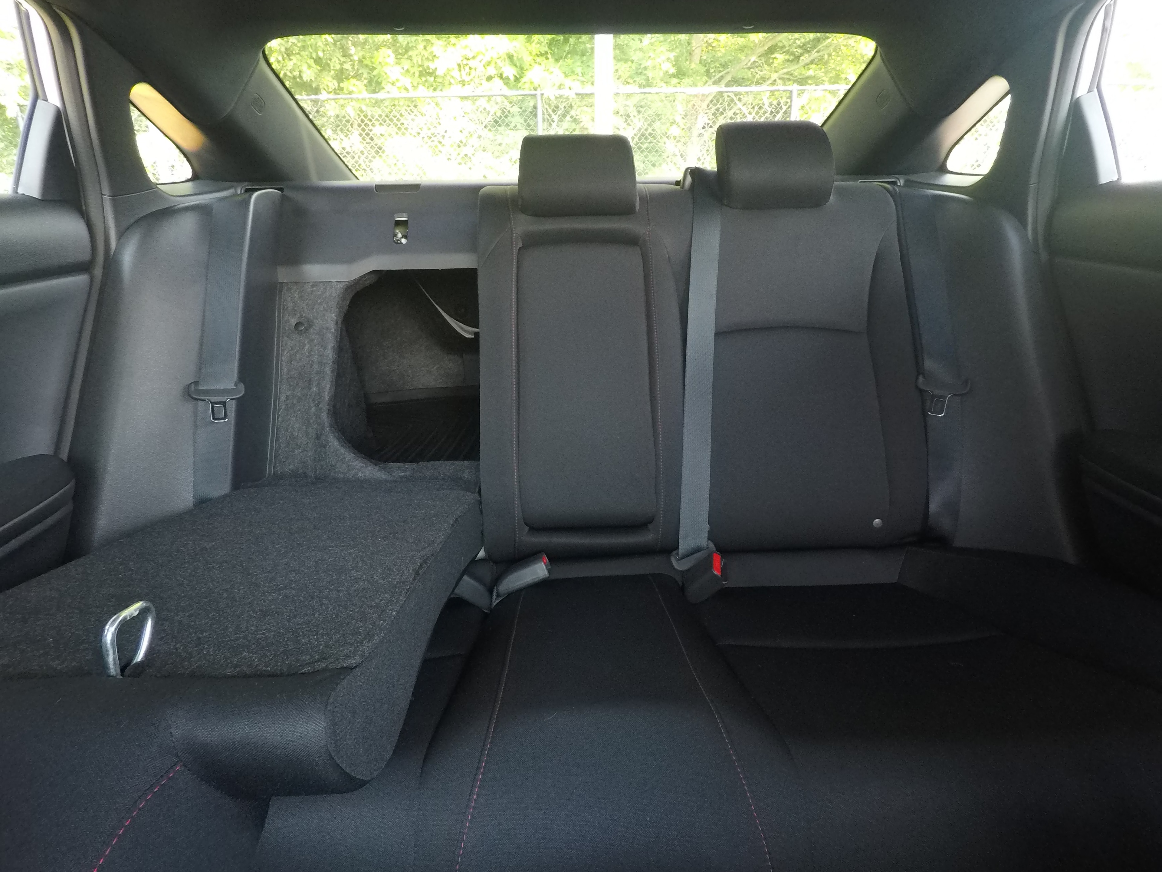 Different second-row seat configurations are shown with rear seats fully upright, a 60/40 split, and full-flat rear seats.